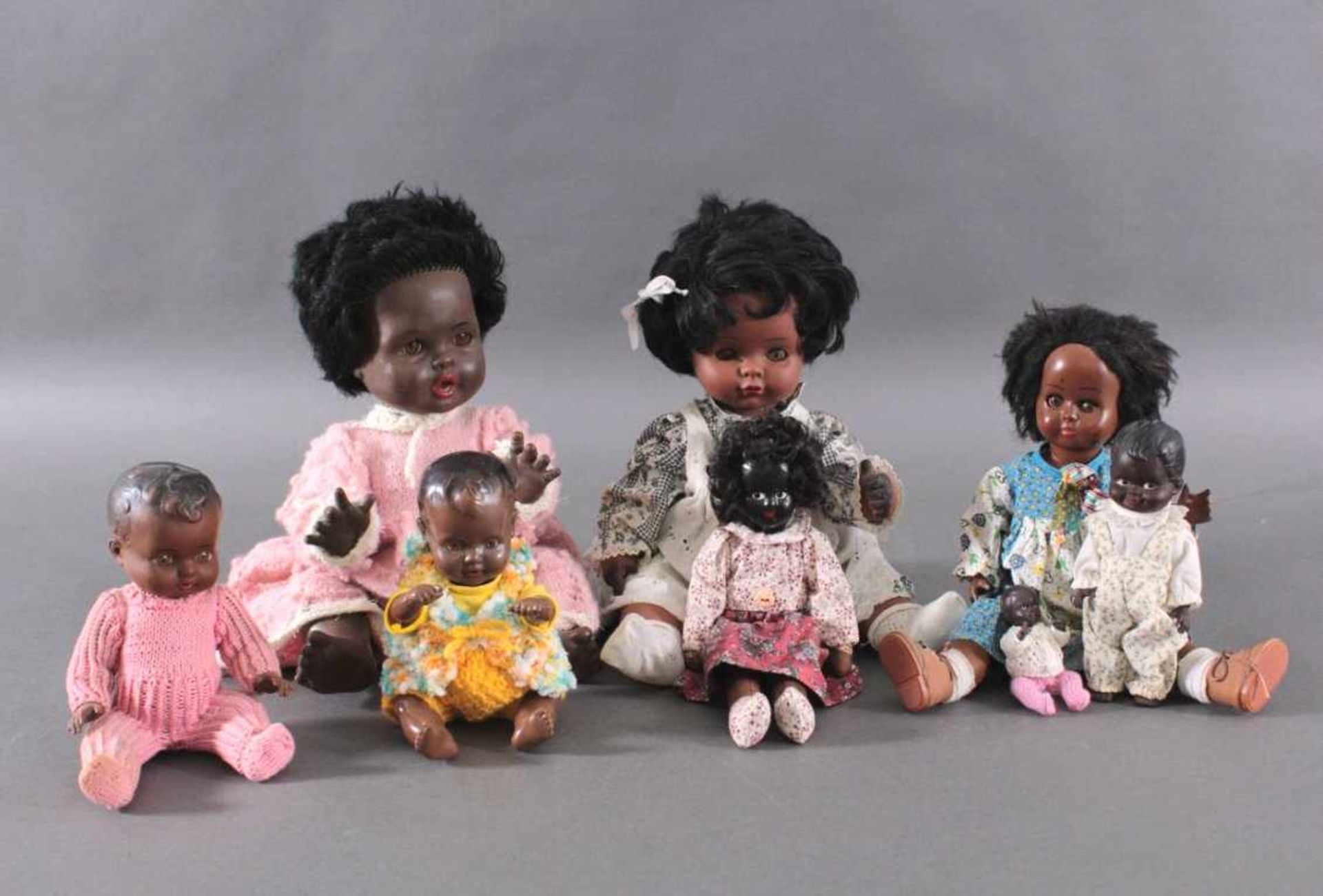 Kleine Puppensammlung8 farbige Puppen, unterschiedliche Materialien, Erhaltungenund Alter. Junge und