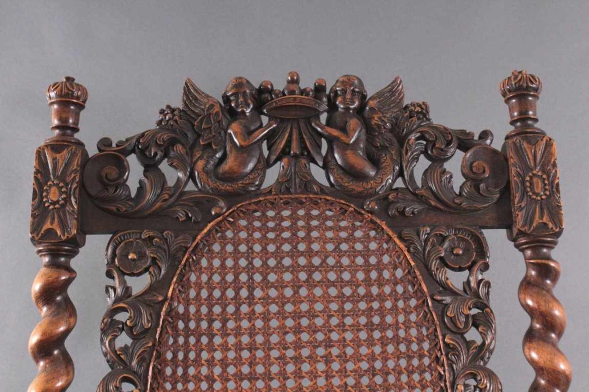 Armlehnenstuhl 19. Jh.Eiche, teilweise gedrechselt, reich mit Schnitzereien,Engelnund floralen - Bild 3 aus 4
