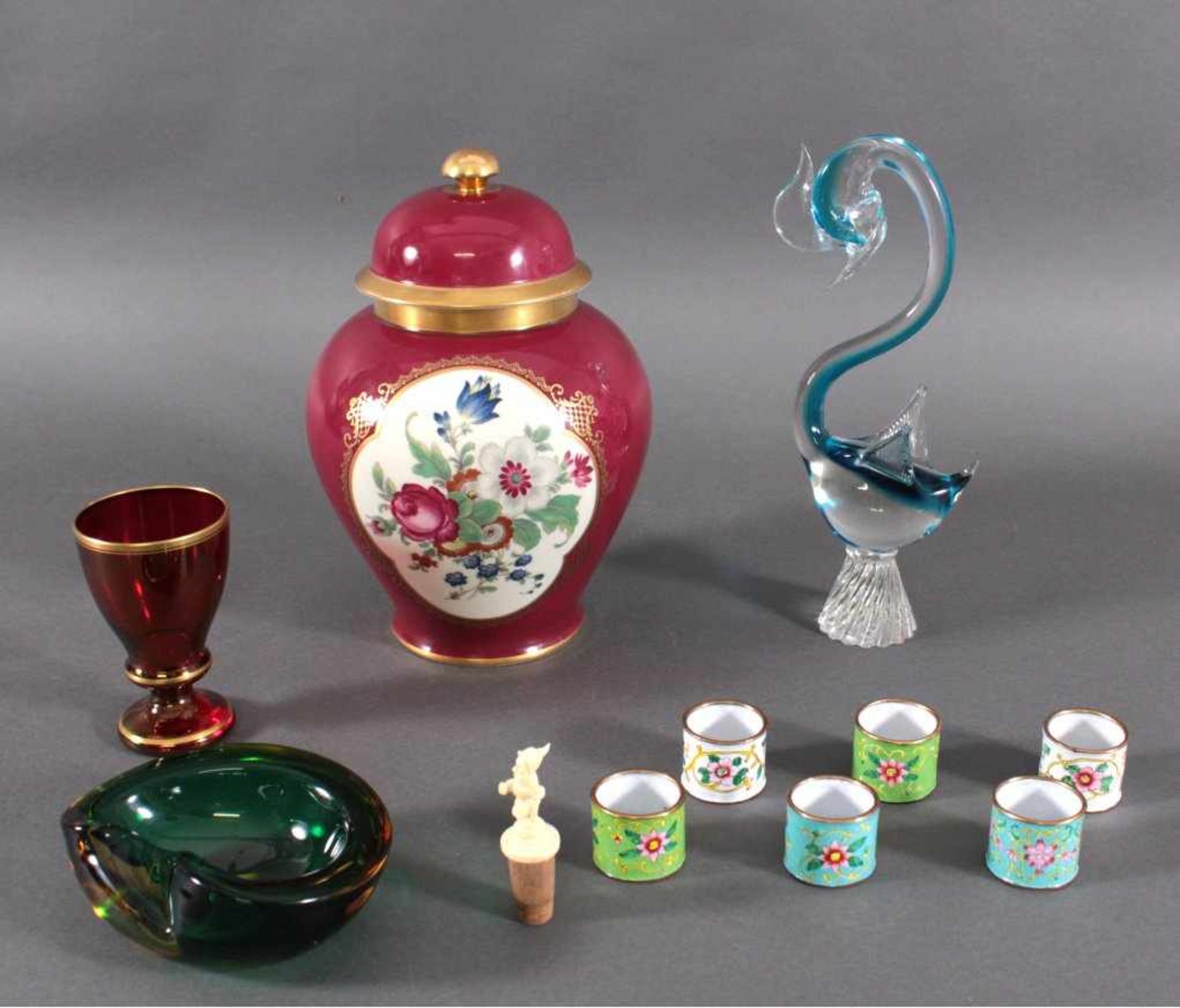Dekorationsgegenstände aus Glas und Porzellan. 11-Teile1 Murano Glas-Schwan, ca. H- 33 cm,