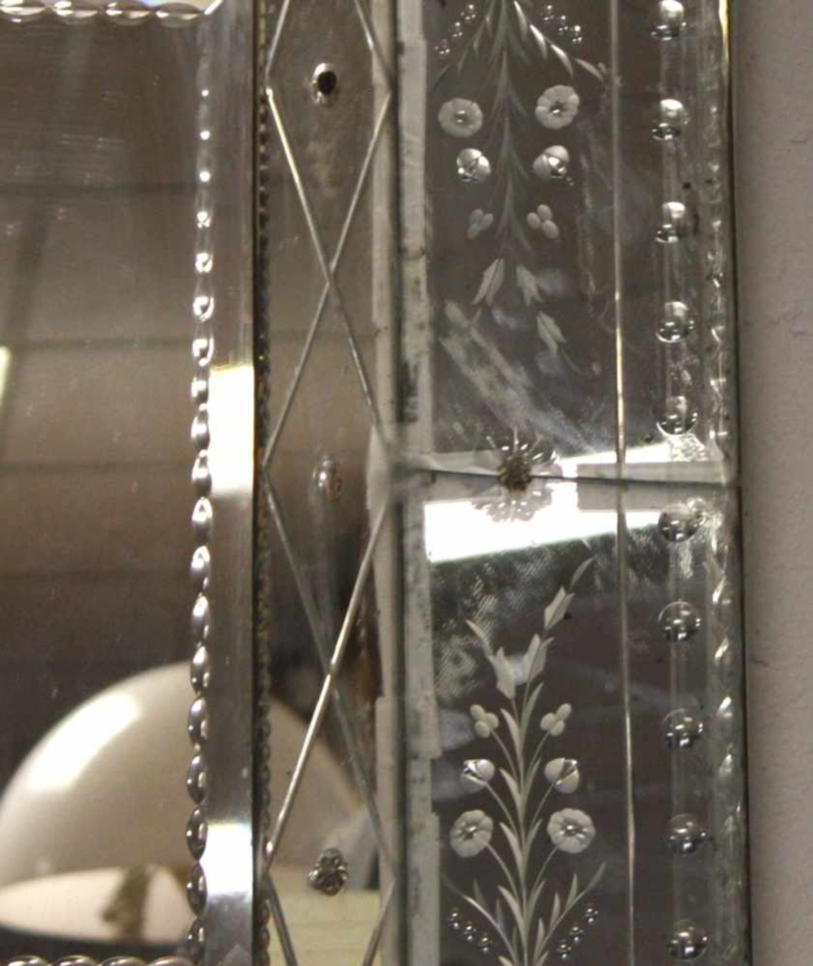 Murano Glas Spiegel, 1950erGefertigt aus Murano Glas, Holzrand, Rand verziert mitBlumenmuster. - Bild 2 aus 3