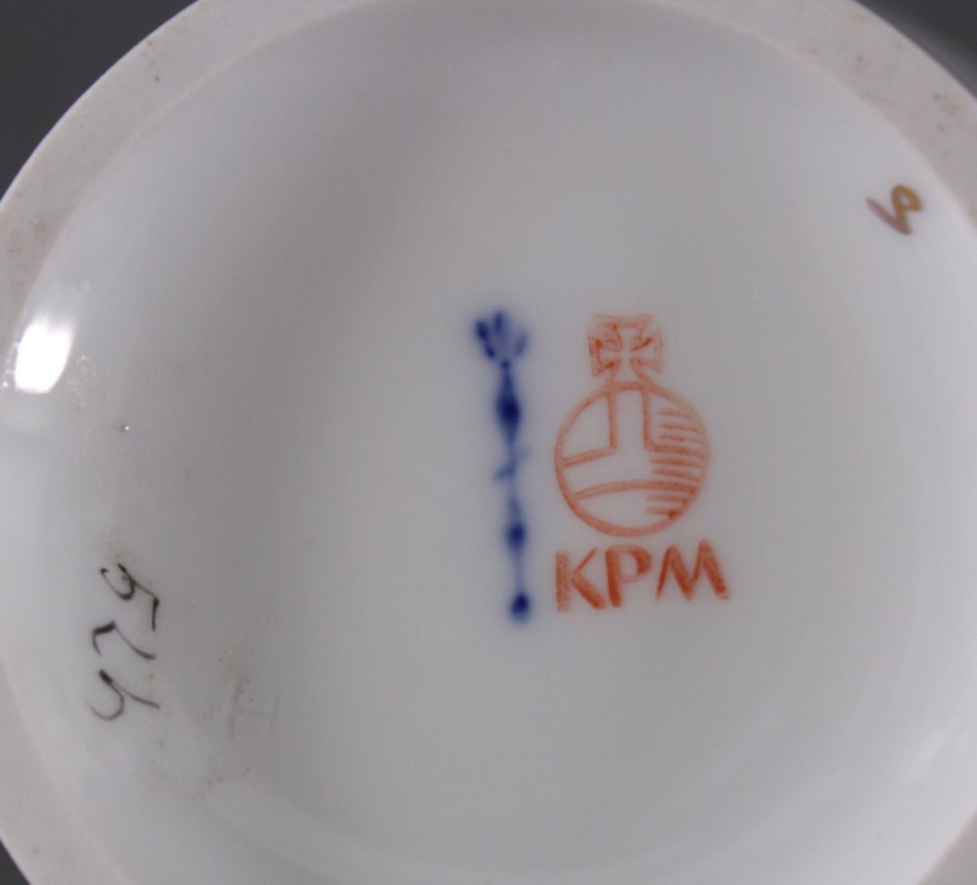 KPM Vaseflorales Dekor, rot/goldstaffiert, schlanker Korpus mitlangen Hals, Goldrand, blaue - Bild 2 aus 2