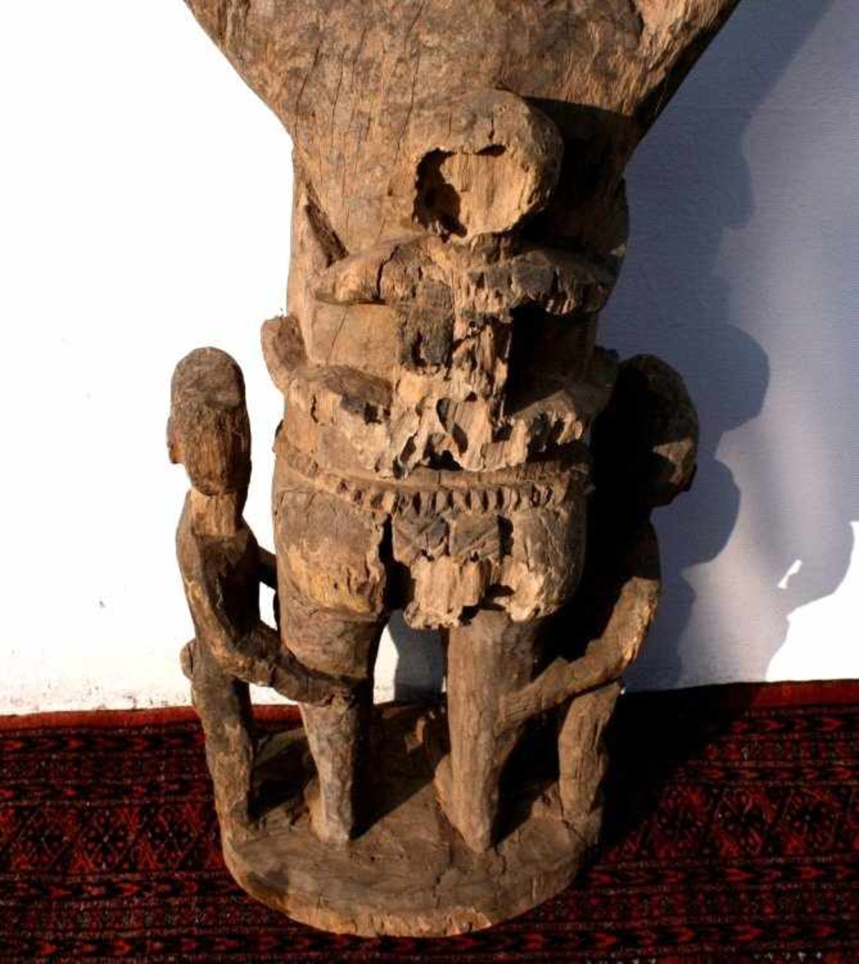 Afo Mutter, Nigeria 1. Hälfte 20. Jh.Große sitzende Holz-Skulptur mit hellbrauner Patina. DieAfo- - Bild 6 aus 6