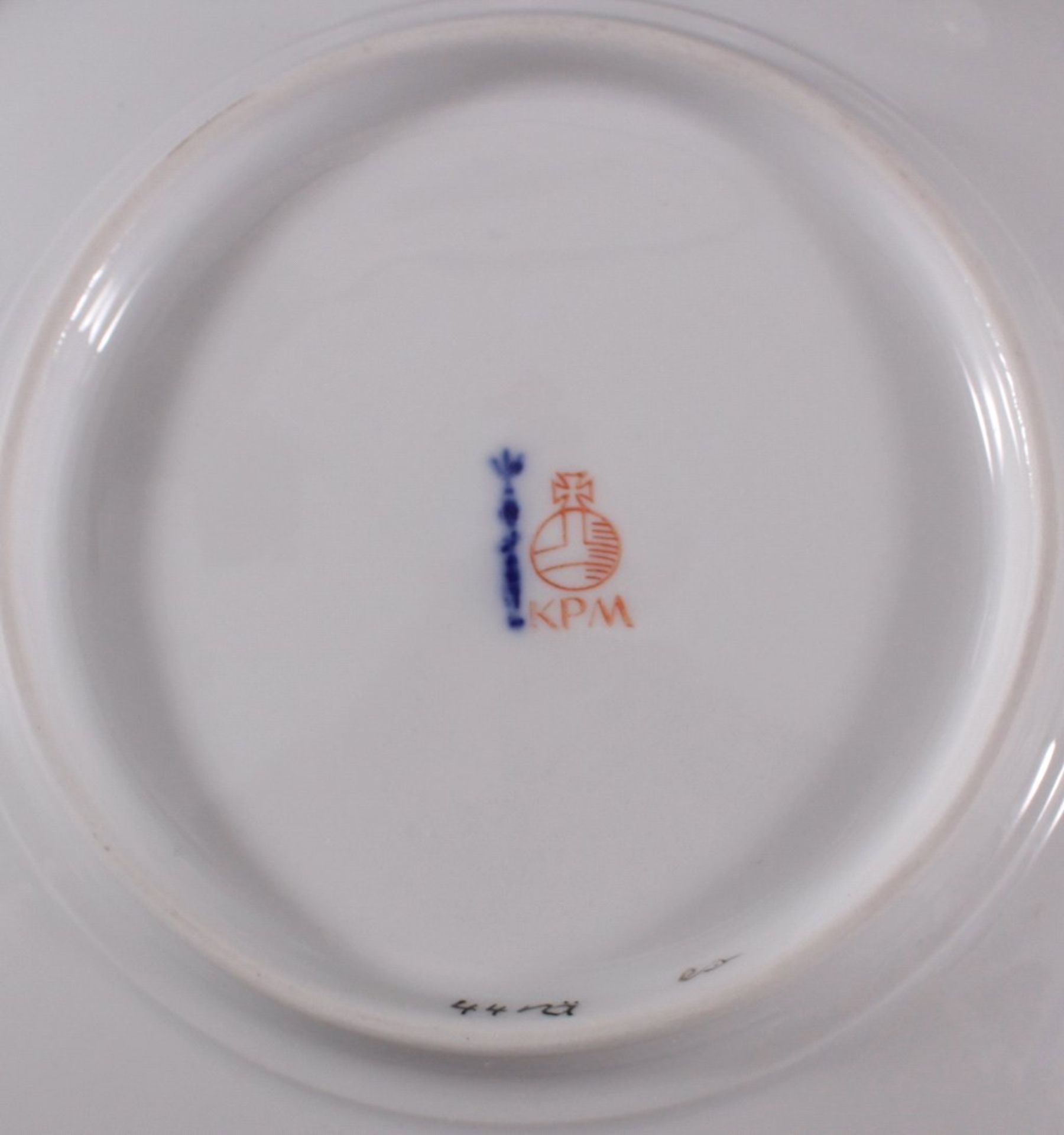 4 tiefe KPM TellerBlumenmalerei, Goldrand, blaue Zeptermarke, roterReichsapfel, ca. D- 18 cm - Bild 2 aus 2