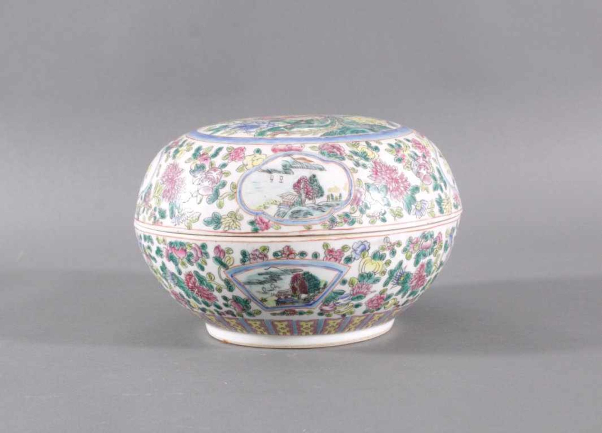 Rundes Deckelgefäß, China 20. Jh.Porzellan umlaufende polychrome Bemalung, 2-teilig,ca. Höhe 18 cm - Bild 2 aus 5