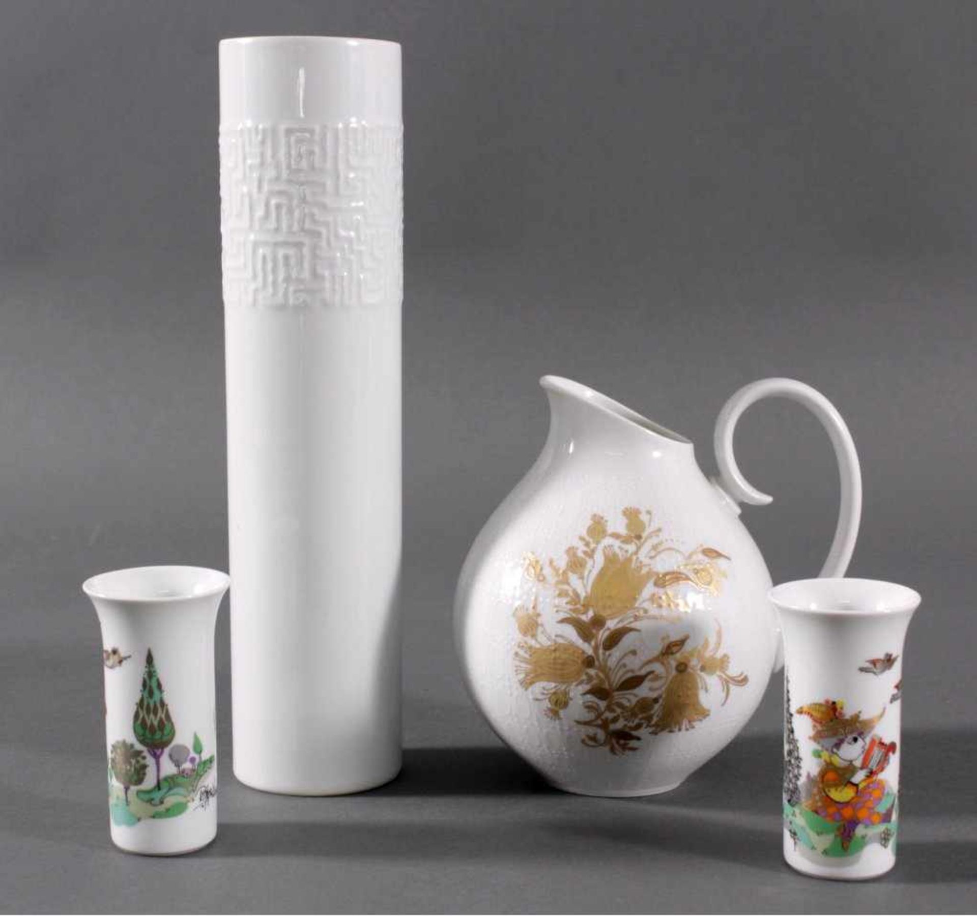 4 Teile Rosenthal1 große Vase, weißes Porzellan mit Mosaikmuster im oberenBereich, ca. H-30,5cm.2