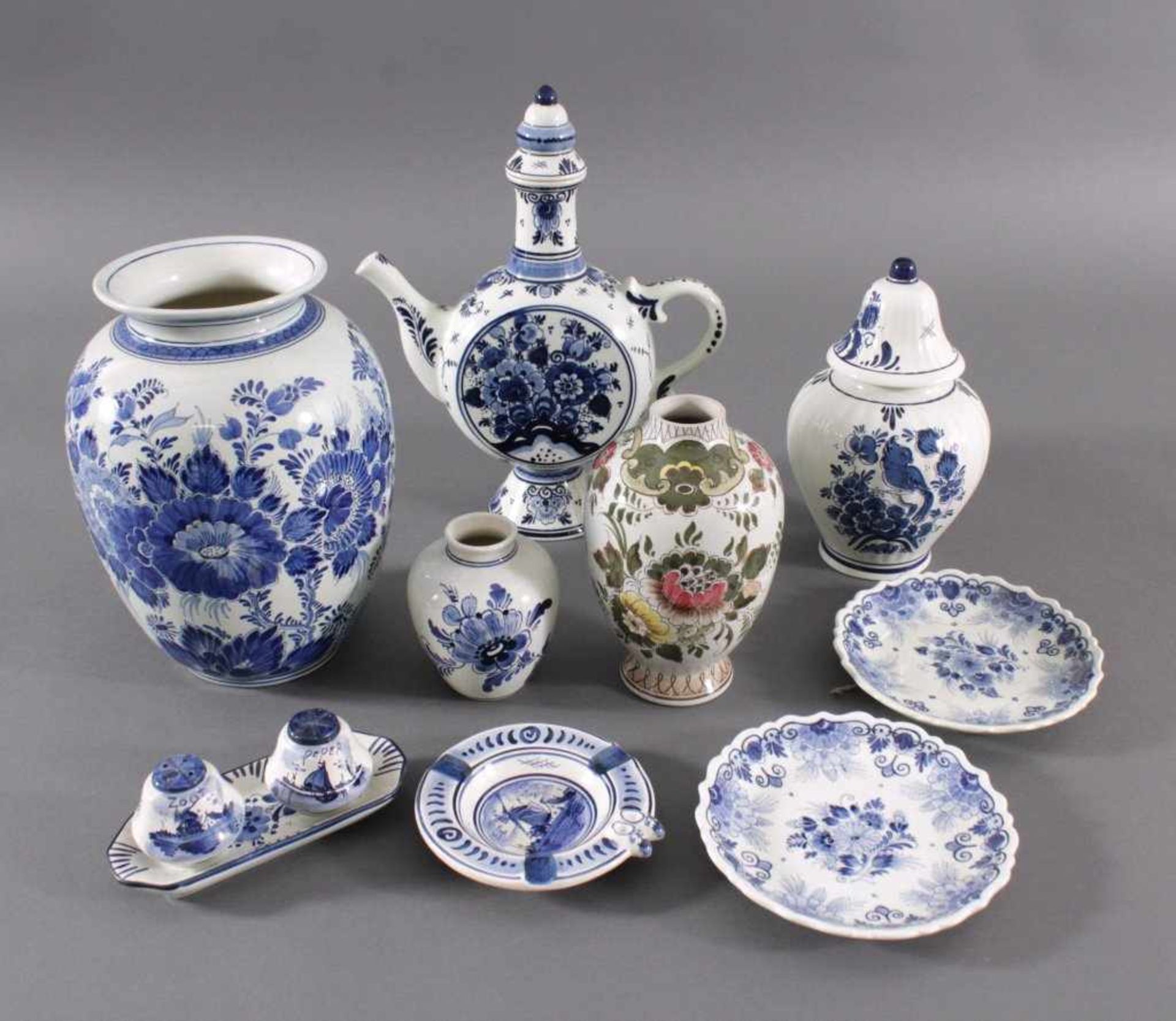 Delfter Keramik, 11 Teile11 Diverse Teile, Henkelkrug, Deckeldose, Vasen etc.,typische blaue