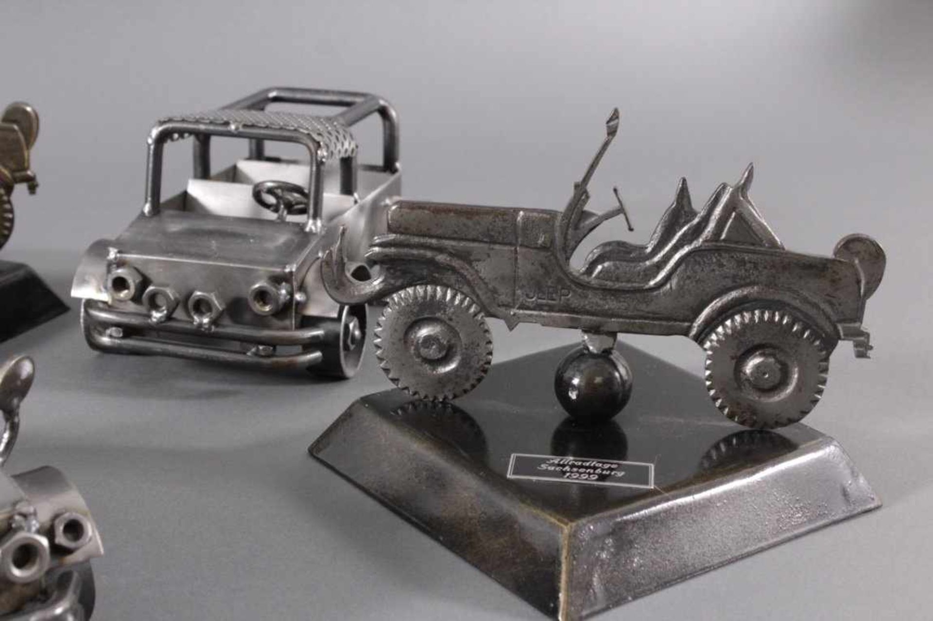 6 Skulpturen aus Eisen3 Modellautos, ca. L- 24 cm, B- 15 cm.1 Auto (Seitenperspektive auf Sockel), - Bild 3 aus 5