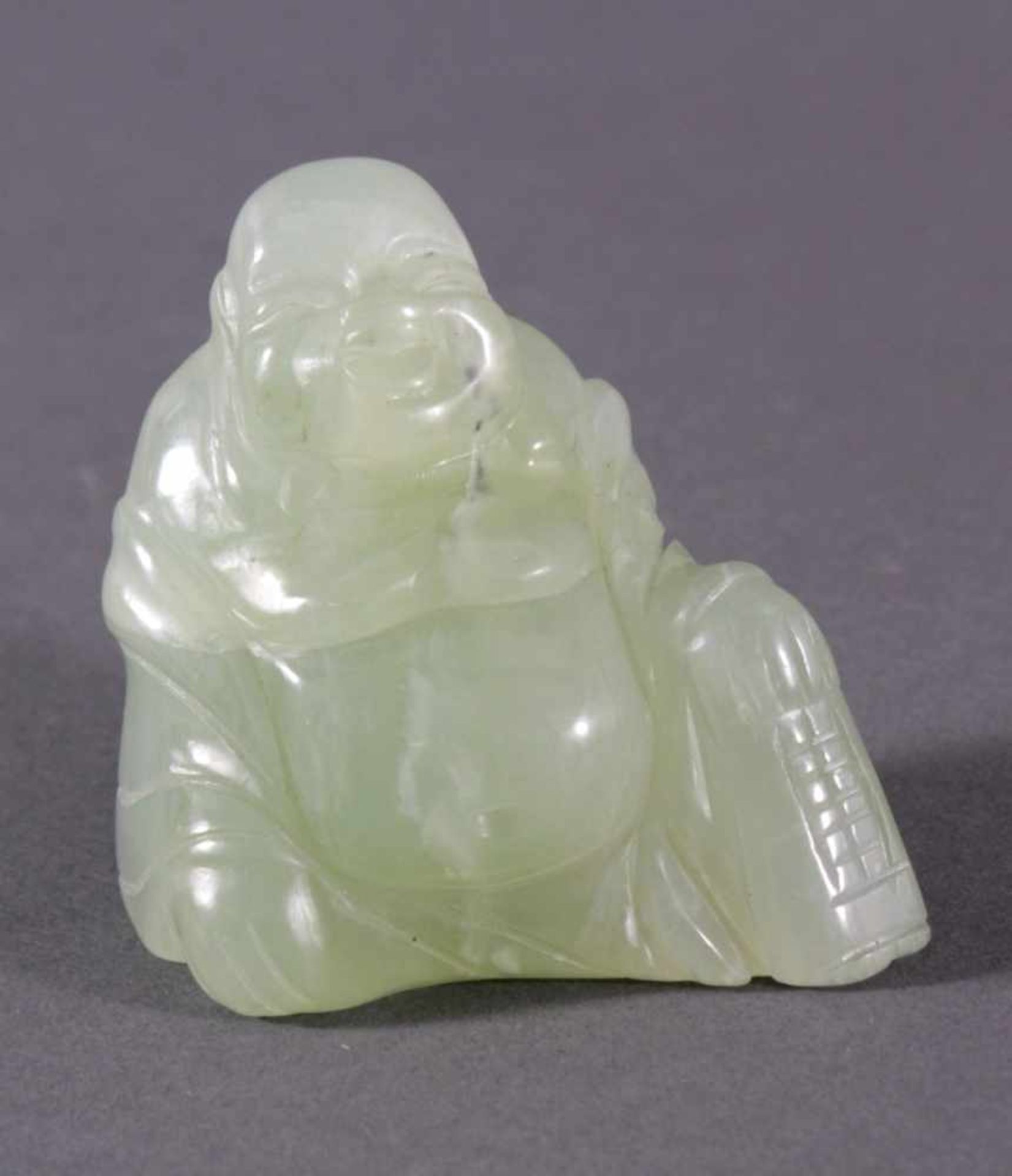 Buddha-Figur, JadeGeschnitzter lachender Buddha, fein gearbeitet, ca. H- 6,5cm
