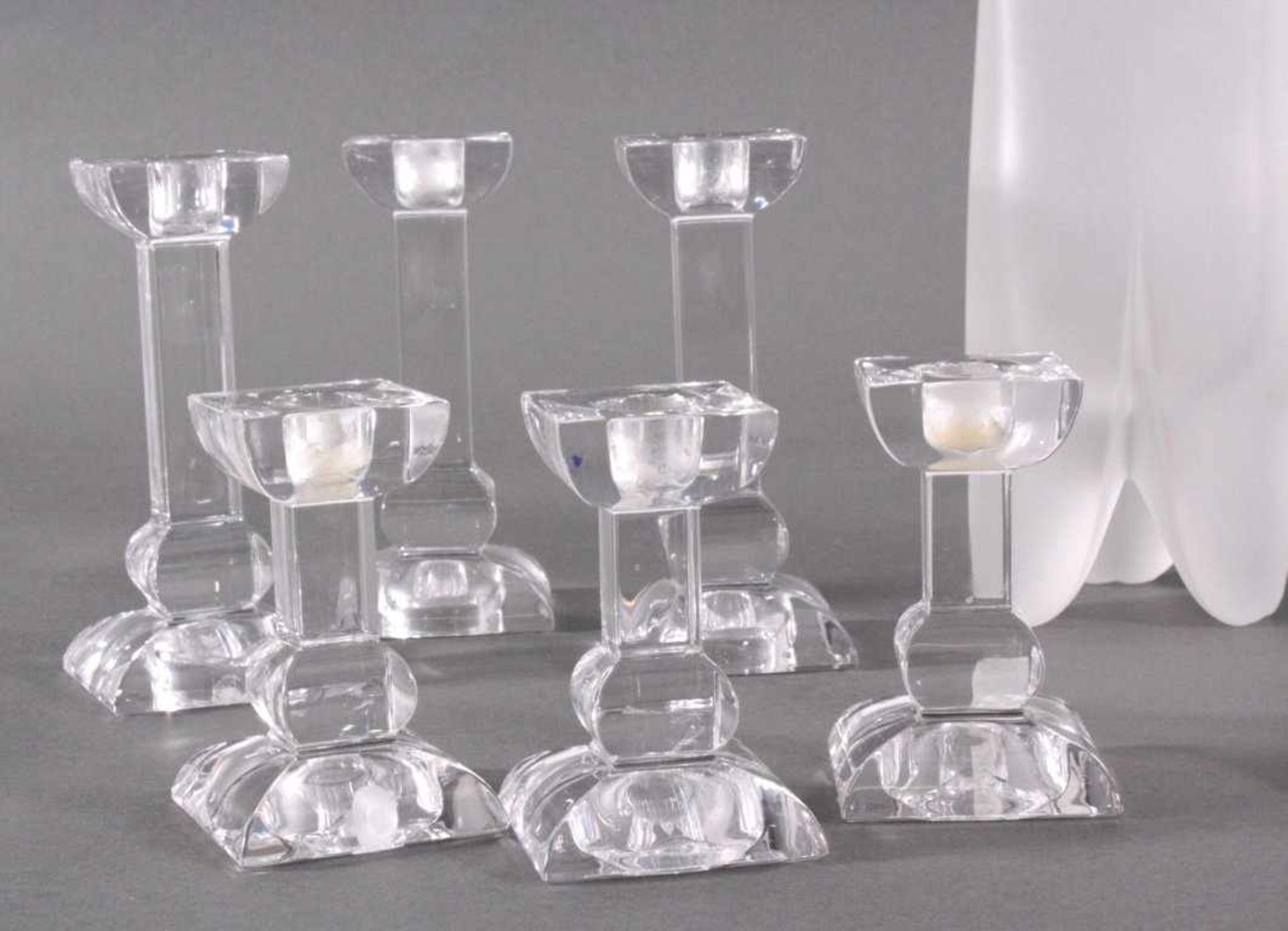 Glas-Objekten, 9 teiligEine Vase aus Milchglas auf drei Füßen, dreieckige Vase, ca.H-30,5 cm.Eine - Bild 2 aus 3