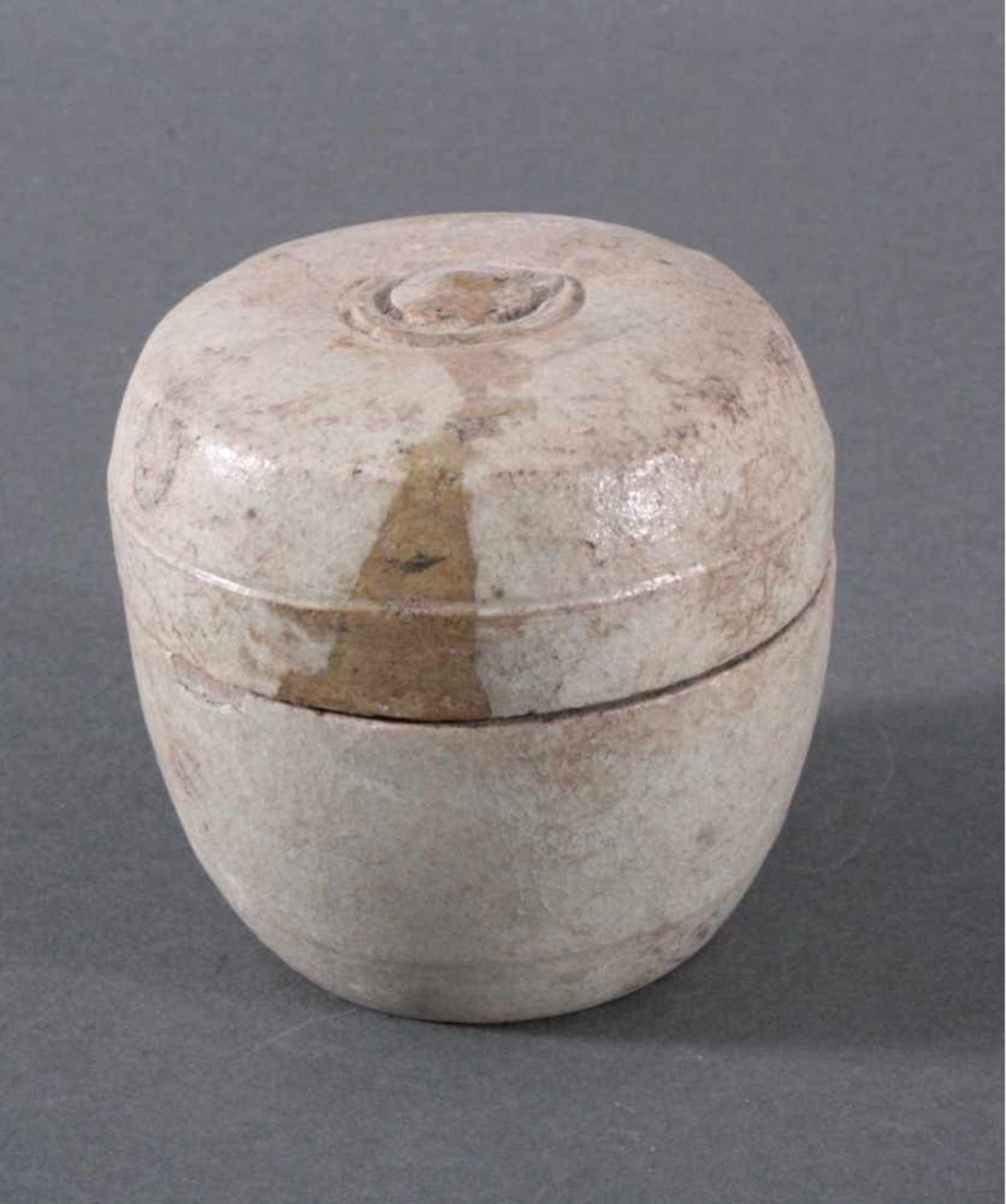 Rundes Deckelgefäß, Angkor-Periode 12./13. Jh.Kambodscha, Ton mit Glasur, ca. H-9,5, D-9 cm,wohl