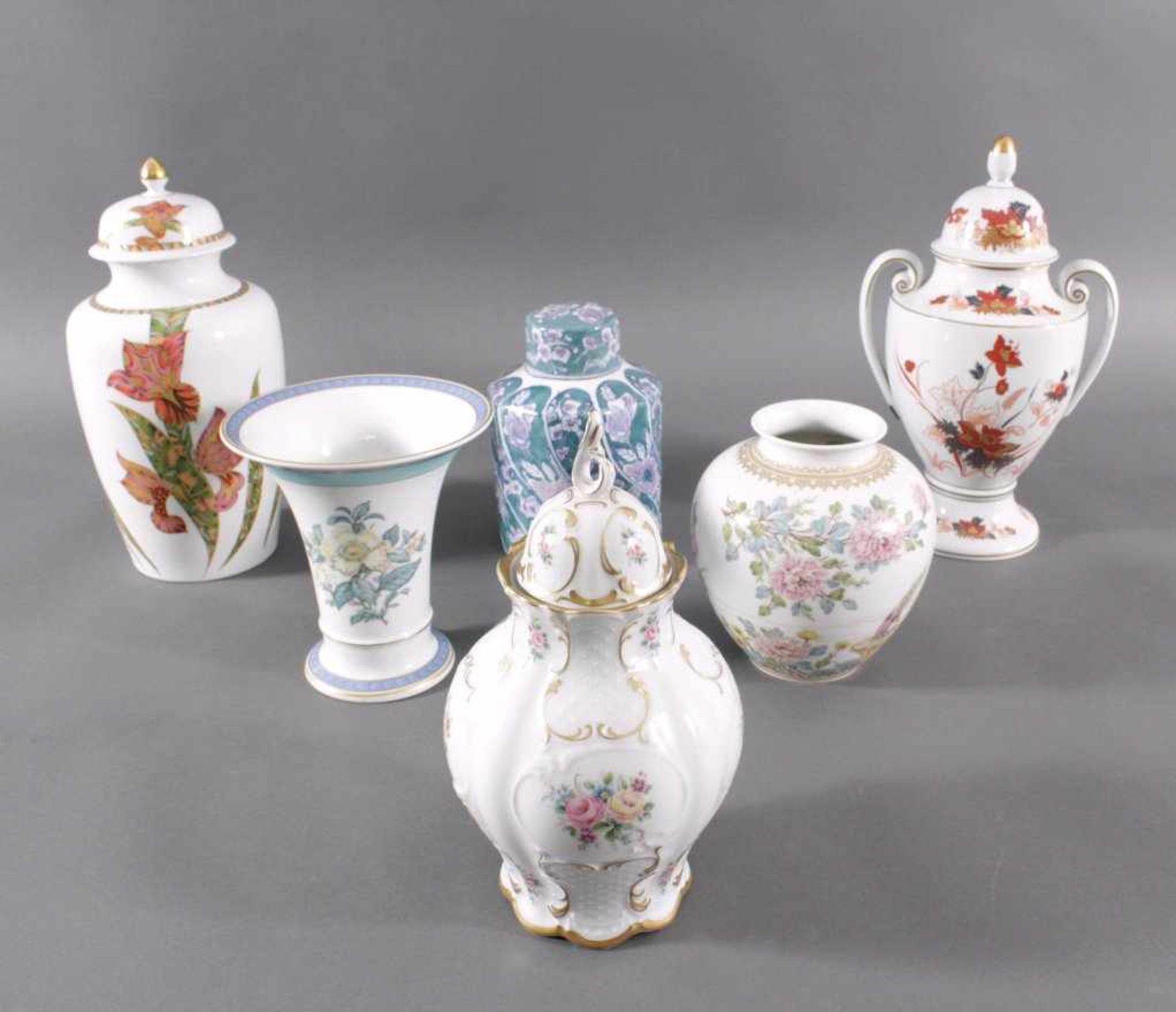 Konvolut Porzellan5 Vasen und 1 Deckelgefäß, ca. H- 16 bis 34 cm