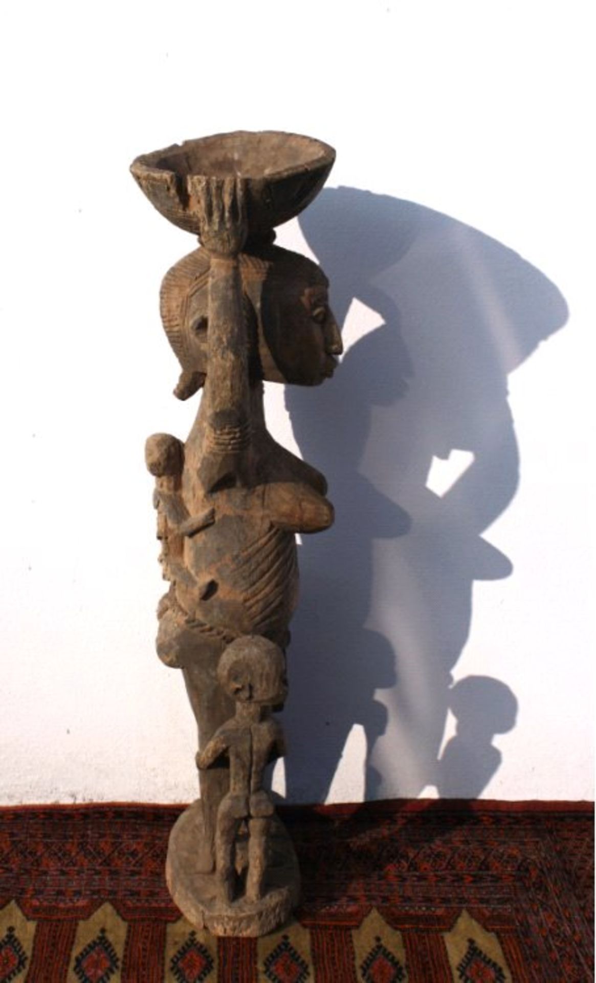 Afo Mutter, Nigeria 1. Hälfte 20. Jh.Große sitzende Holz-Skulptur mit hellbrauner Patina. DieAfo- - Bild 4 aus 6