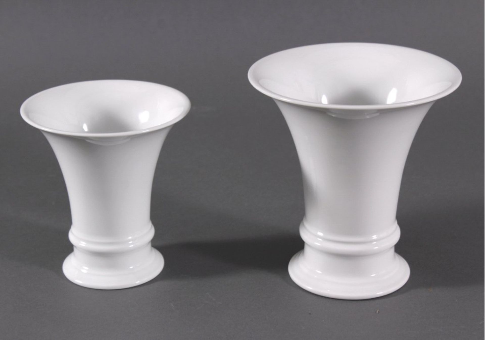 2 Vasen, Königliche Porzellan Manufaktur, FürstenbergWeißporzellan, Trompetenform, ca. H- 13 cm