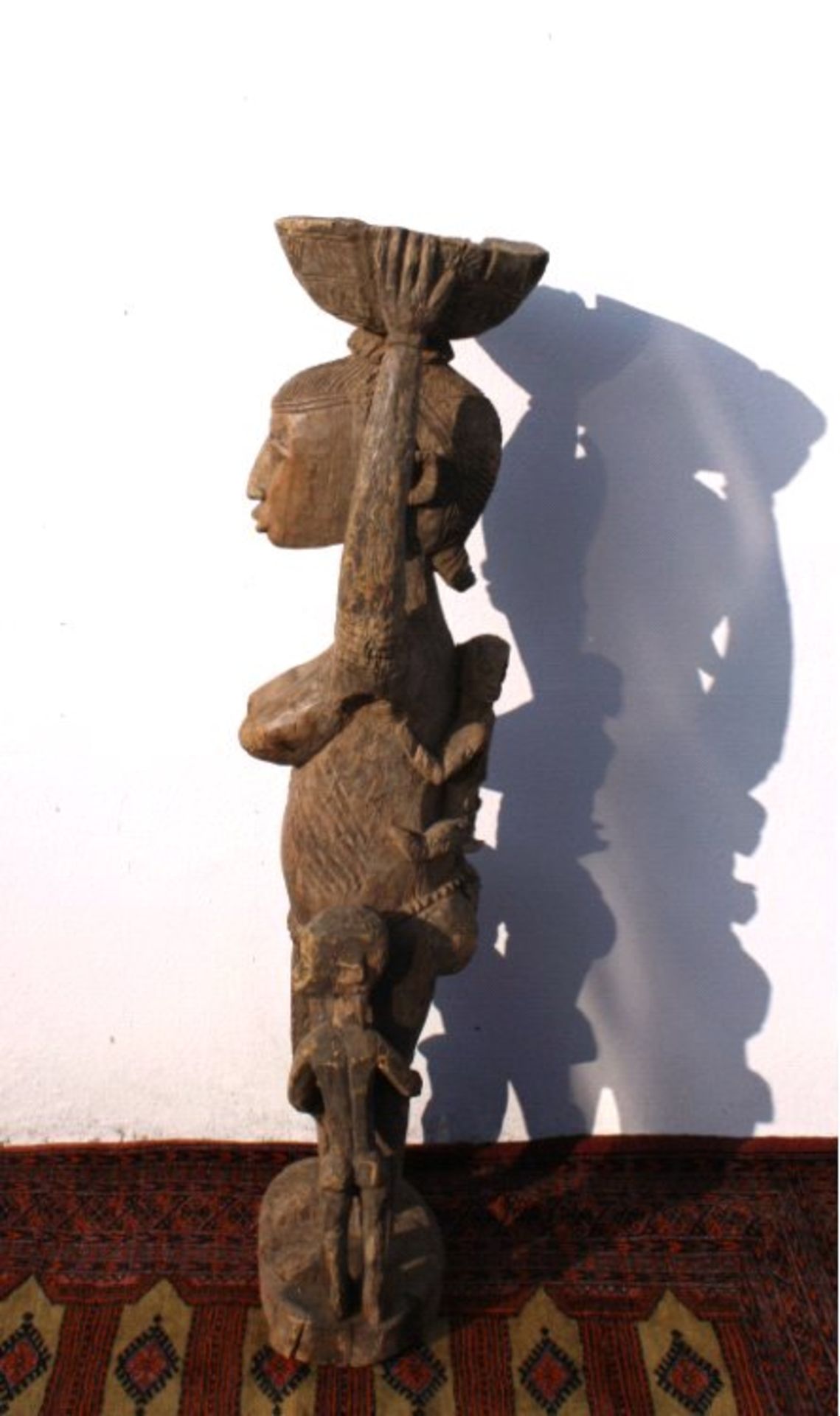 Afo Mutter, Nigeria 1. Hälfte 20. Jh.Große sitzende Holz-Skulptur mit hellbrauner Patina. DieAfo- - Bild 2 aus 6