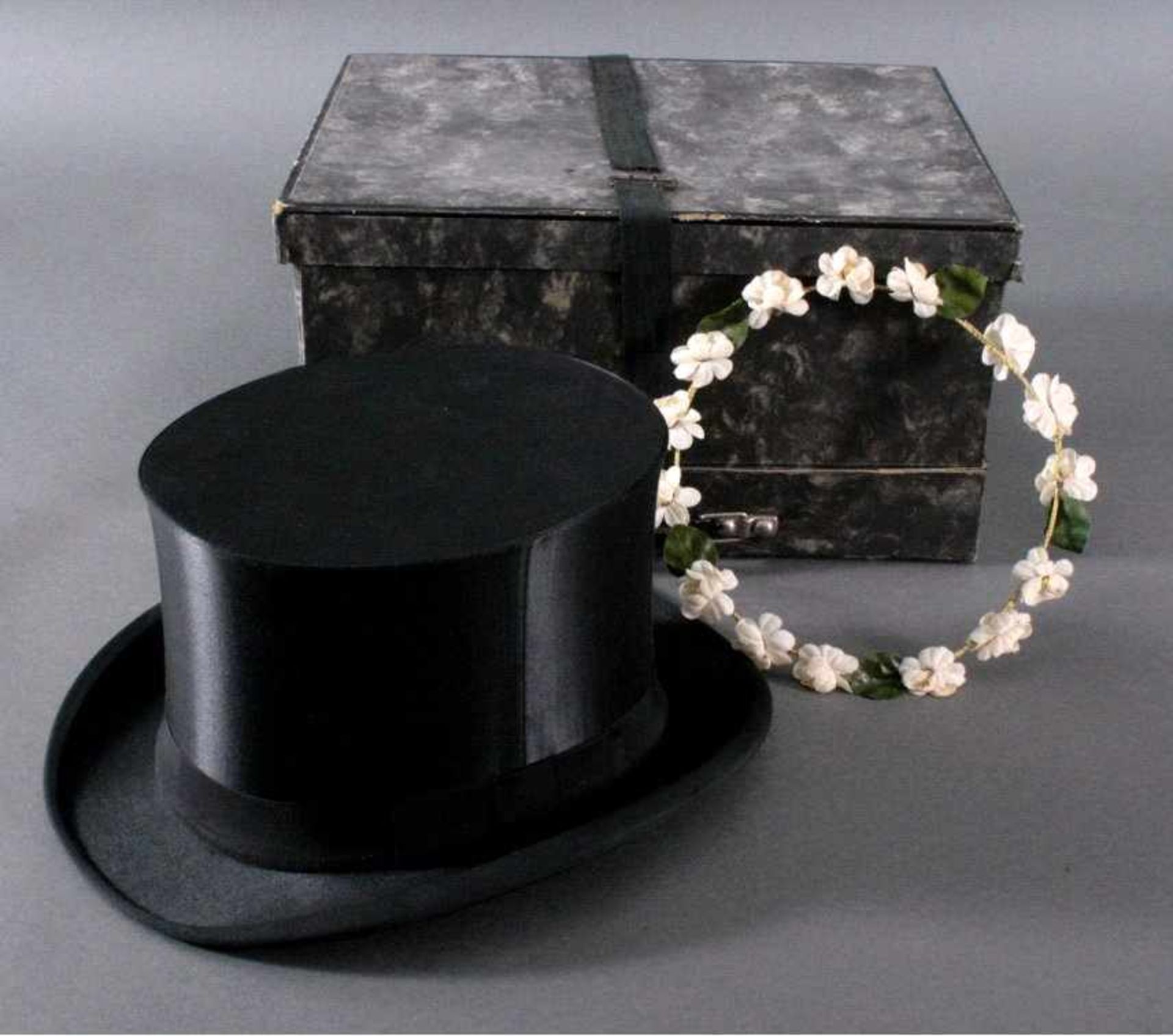 Zylinder mit HutschachtelFirma Elegant, mit Blumenkranz aus Kunststoff,Hutschachtelverschluss mit