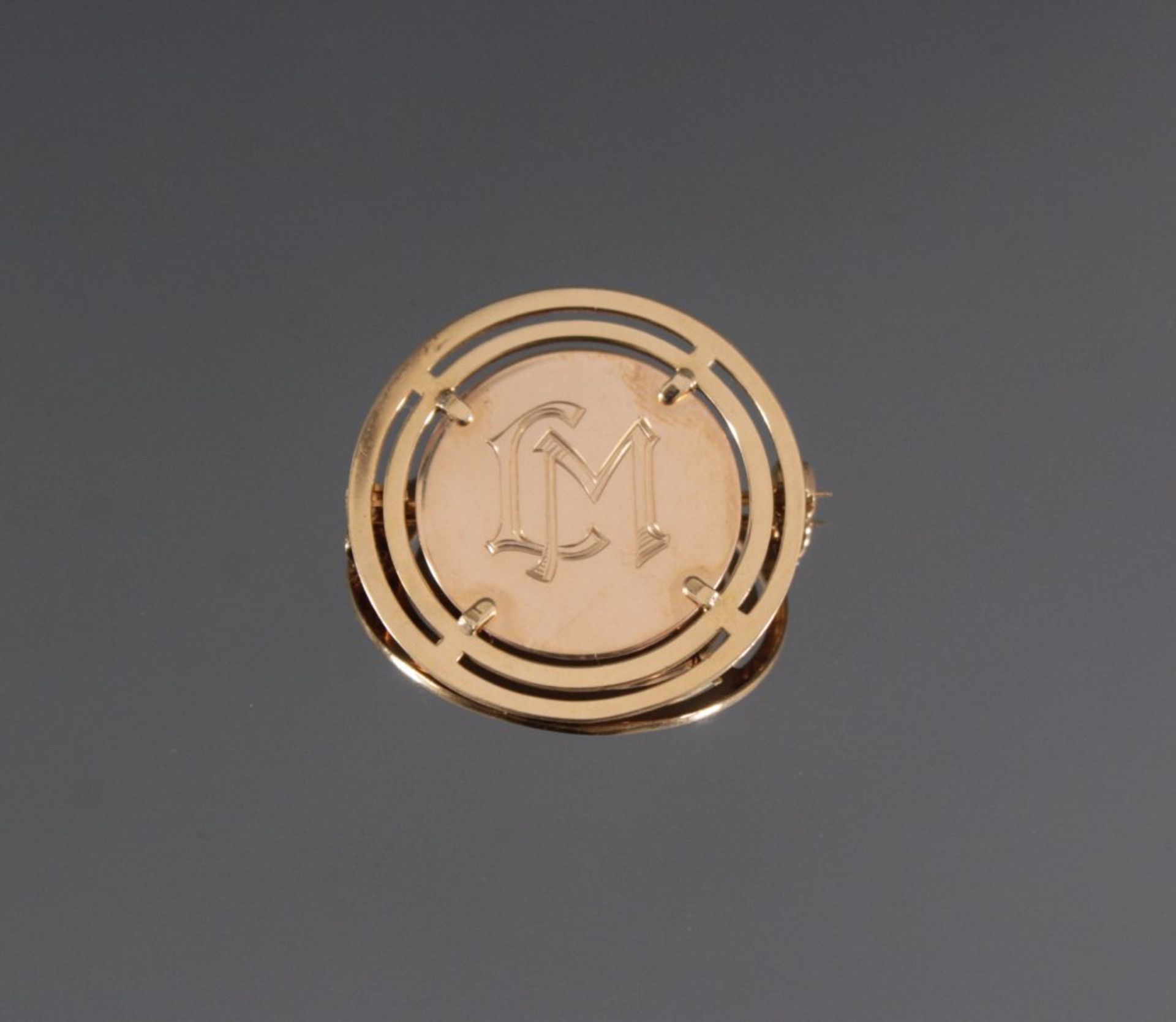 Brosche mit Monogramm585/000 Gelbgold, runde Form, auf der Schauseite mitMonogramm LM, ca. D- 3