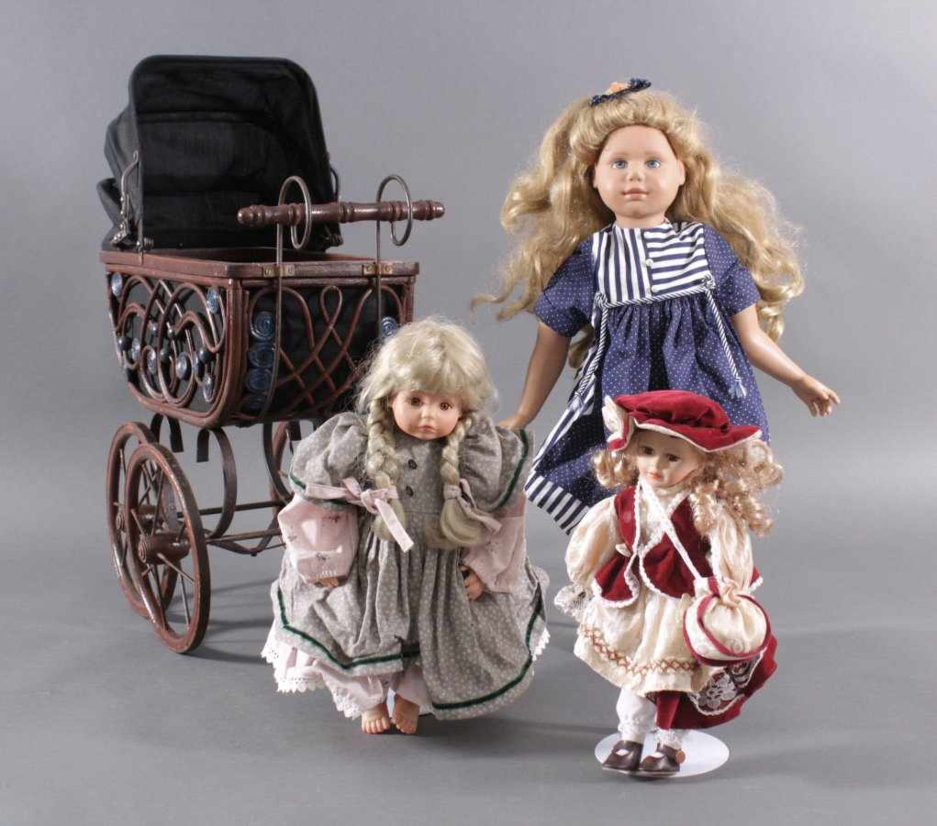 Kinderwagen mit 3 PuppenKleiner Kinderwagen im antiken Stil, Holz/Metall,ca. 63 x 28 x 53 cm.1