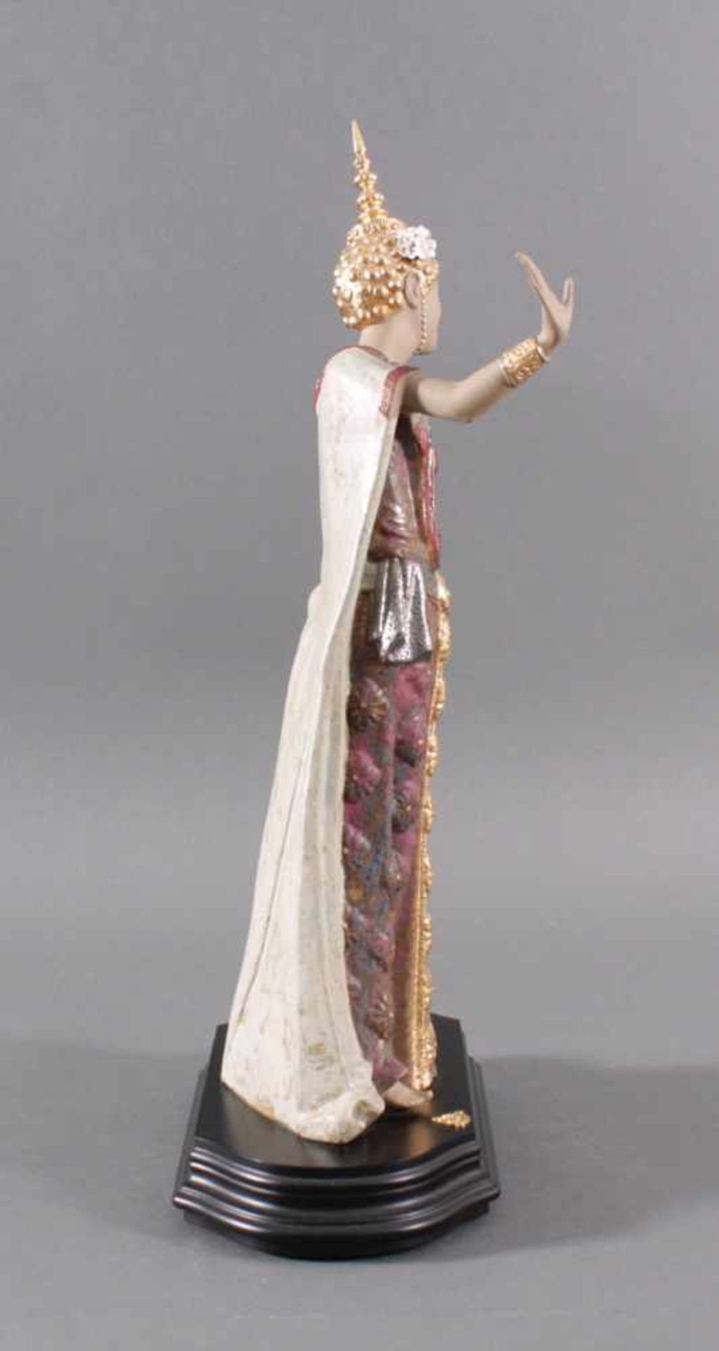 Thailändische Tänzerin, Porzellan-Skulptur1 Thailändische Tänzerin aus Porzellan auf Holzsockel, - Bild 5 aus 6