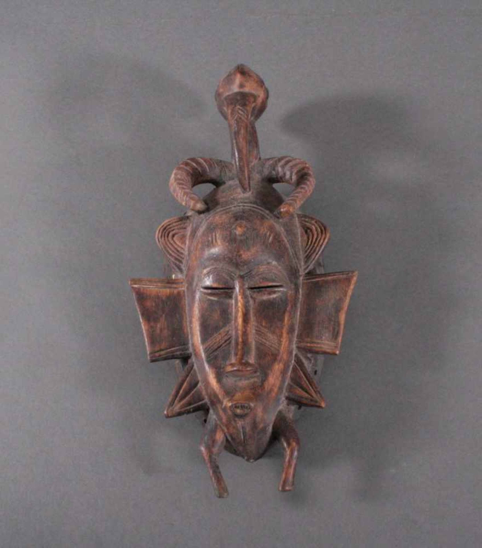 Maske der Senufo, Elfenbeinküste 1. Hälfte 20. Jh.Holzmaske mit dunkler Patina, ovales, ausgeprägtes