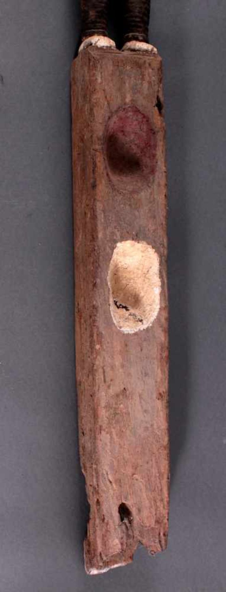 Figürlicher Türpfosten, 1. Hälfte 20. Jh.Aus dem Vollholz figürlich geschnitzt, überzogen mit - Bild 3 aus 3