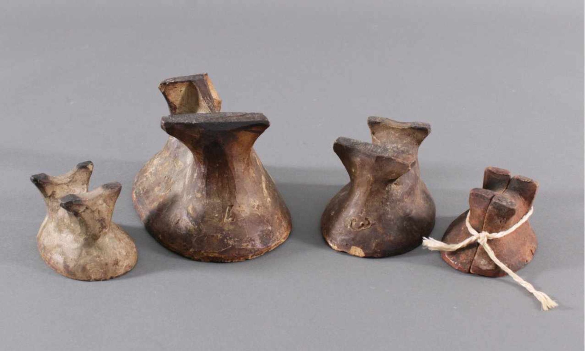 4 Osterlamm-Backformen aus Keramik um 1900In den Größen L. 11 bis 27 cm.Alle sind innen glasiert