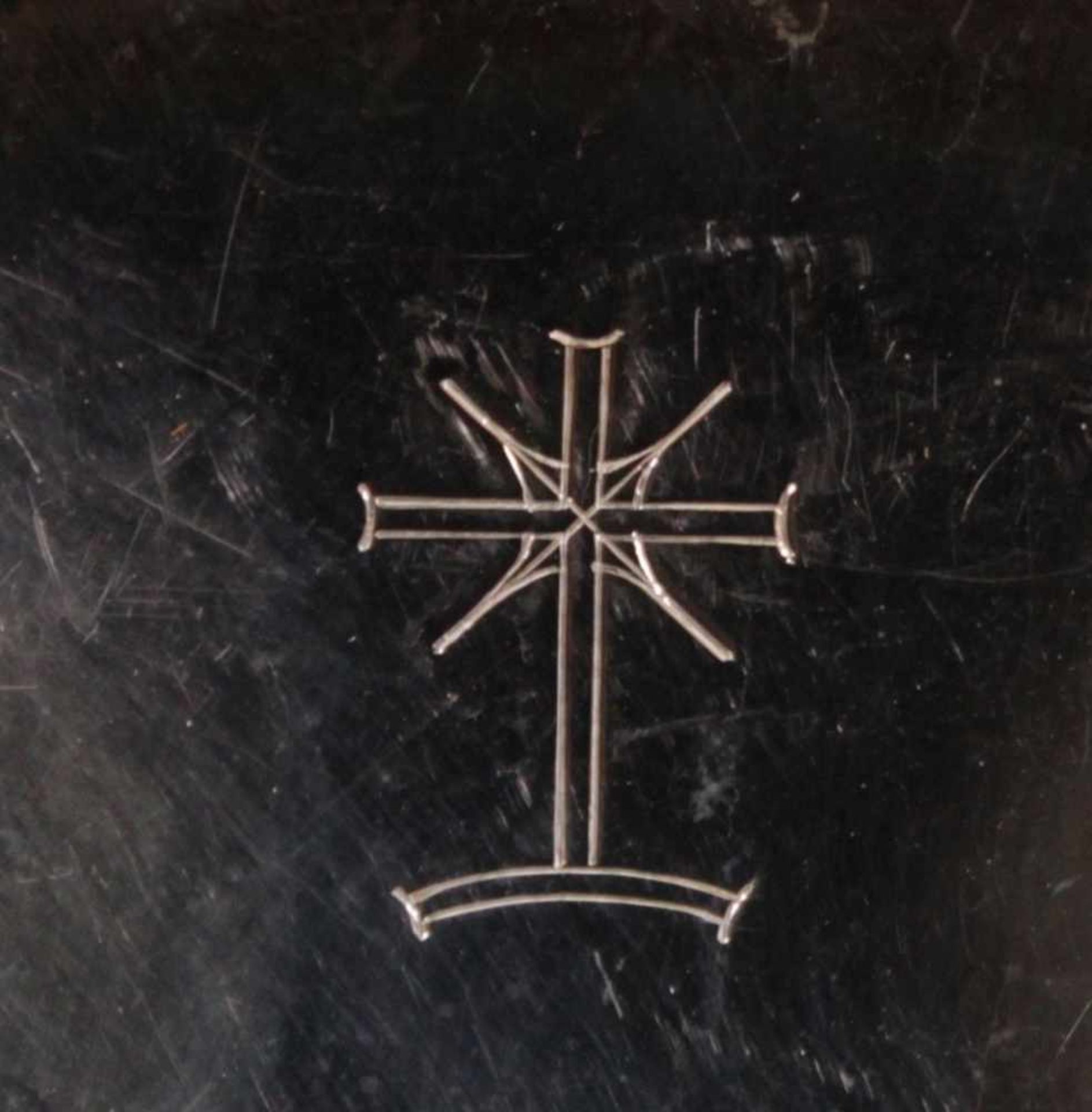 Silberner Hostien-TellerAm oberen Rand mit graviertem Kreuz, Silber geprüftca. D. 15 cm, 135 g - Bild 2 aus 2