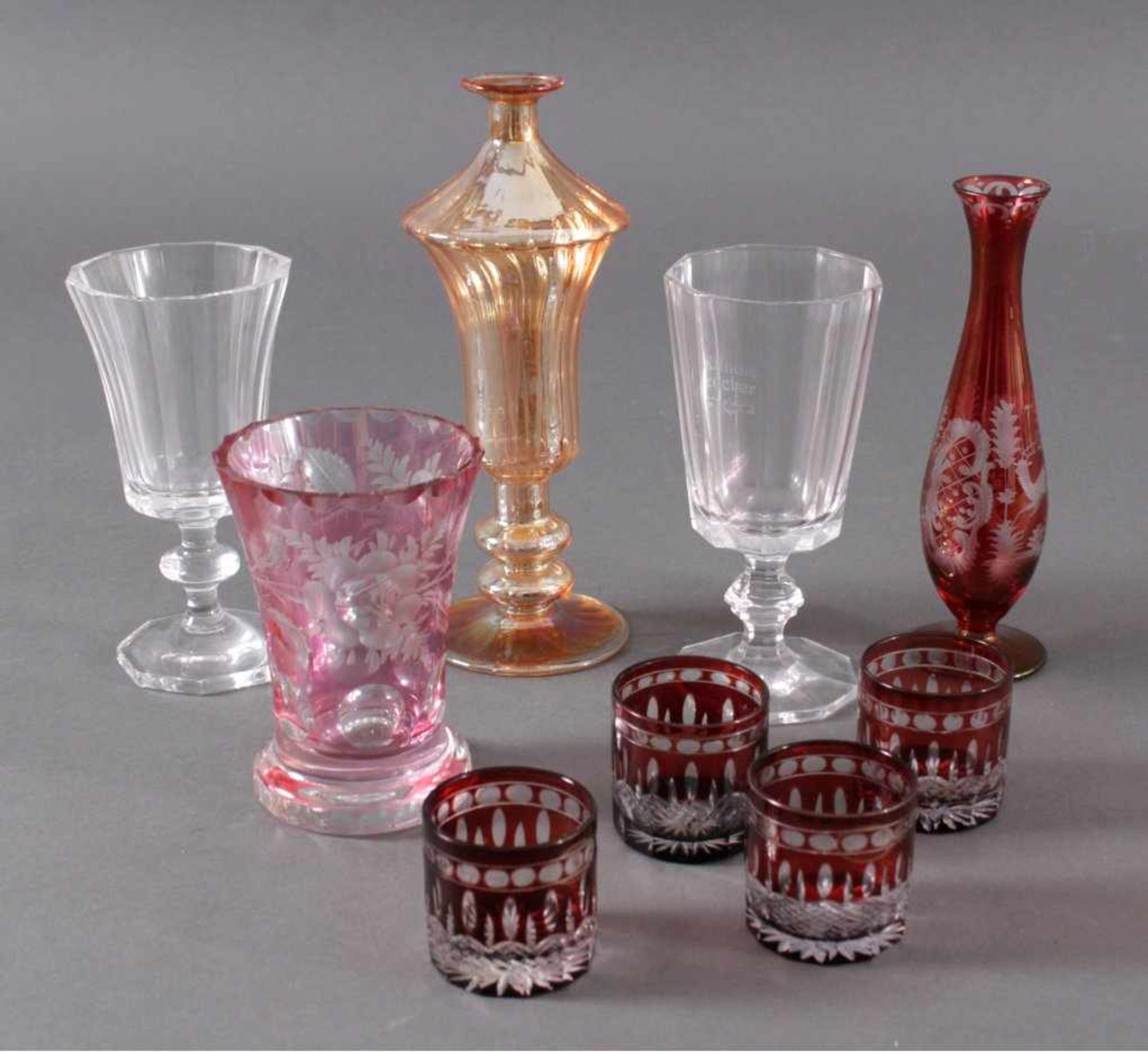 9 verschiedene GläserGläser mit unterschiedlichen Dekoren, teils farbloses Glas,teils rot