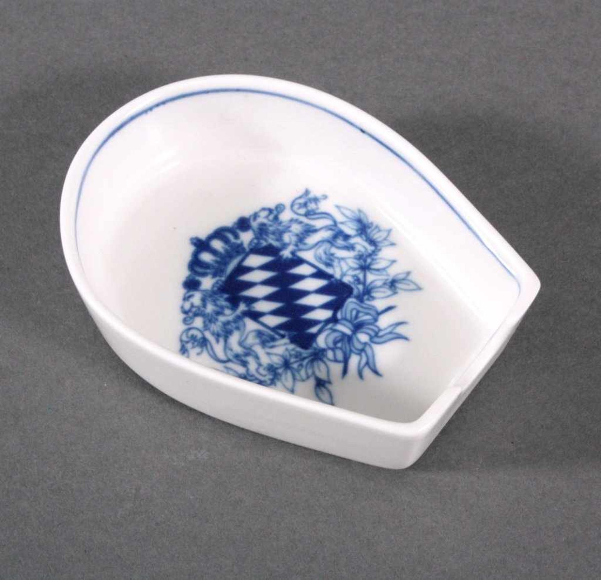 Aschenbecher Meissen, Bayerisches Staatswappen, 1. WahlBlaue Schwertermarke unter Glasur, 20. Jh.,