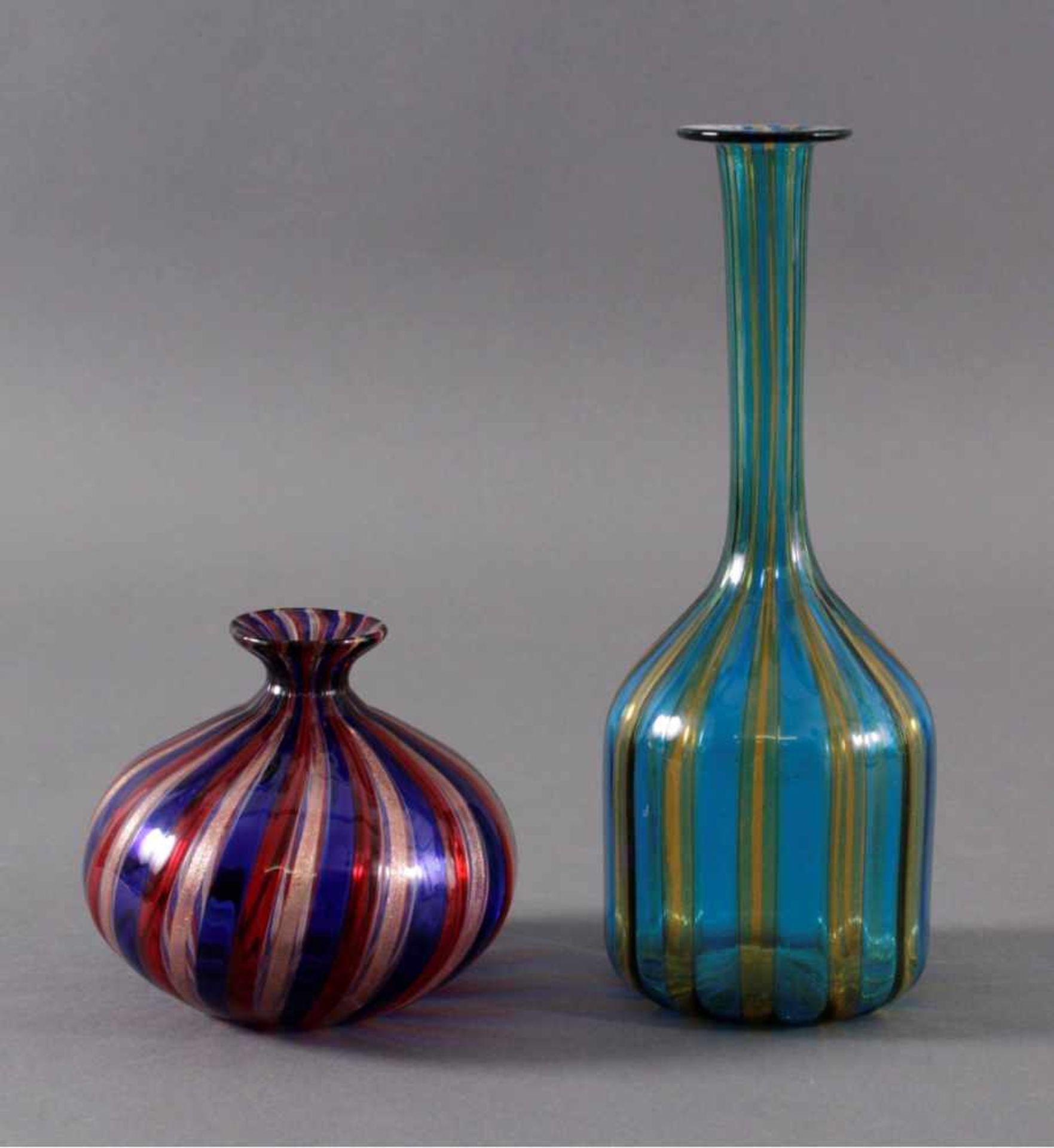 2 Glas Vasen, MuranoLanghals und bauchiger Korpus mit verengter, leichtausgestellter Mündung.