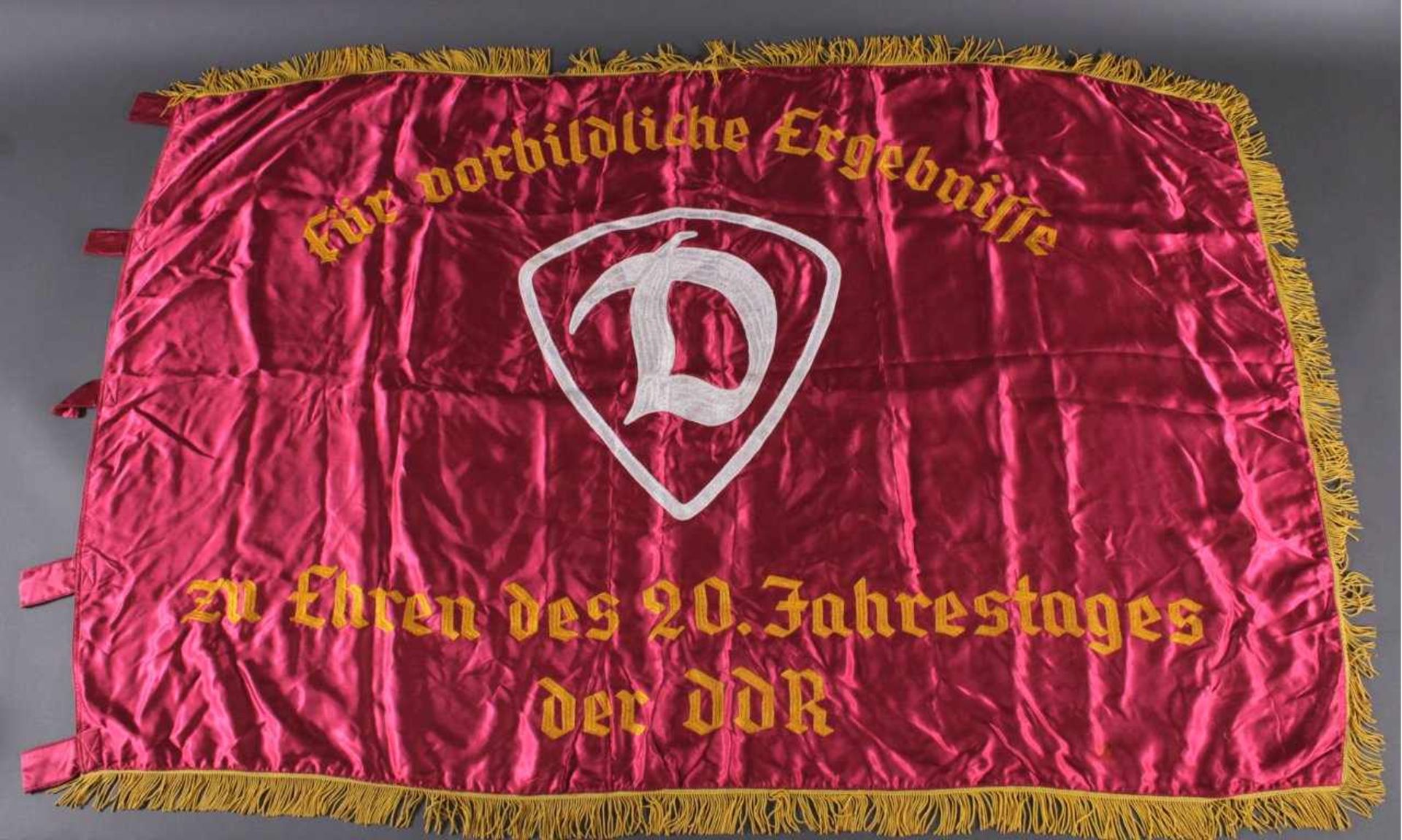 Große Ehren-Fahne, DDR, aus roter SeideFür vorbildliche Ergebnisse zu Ehren des 20. Jahrestages