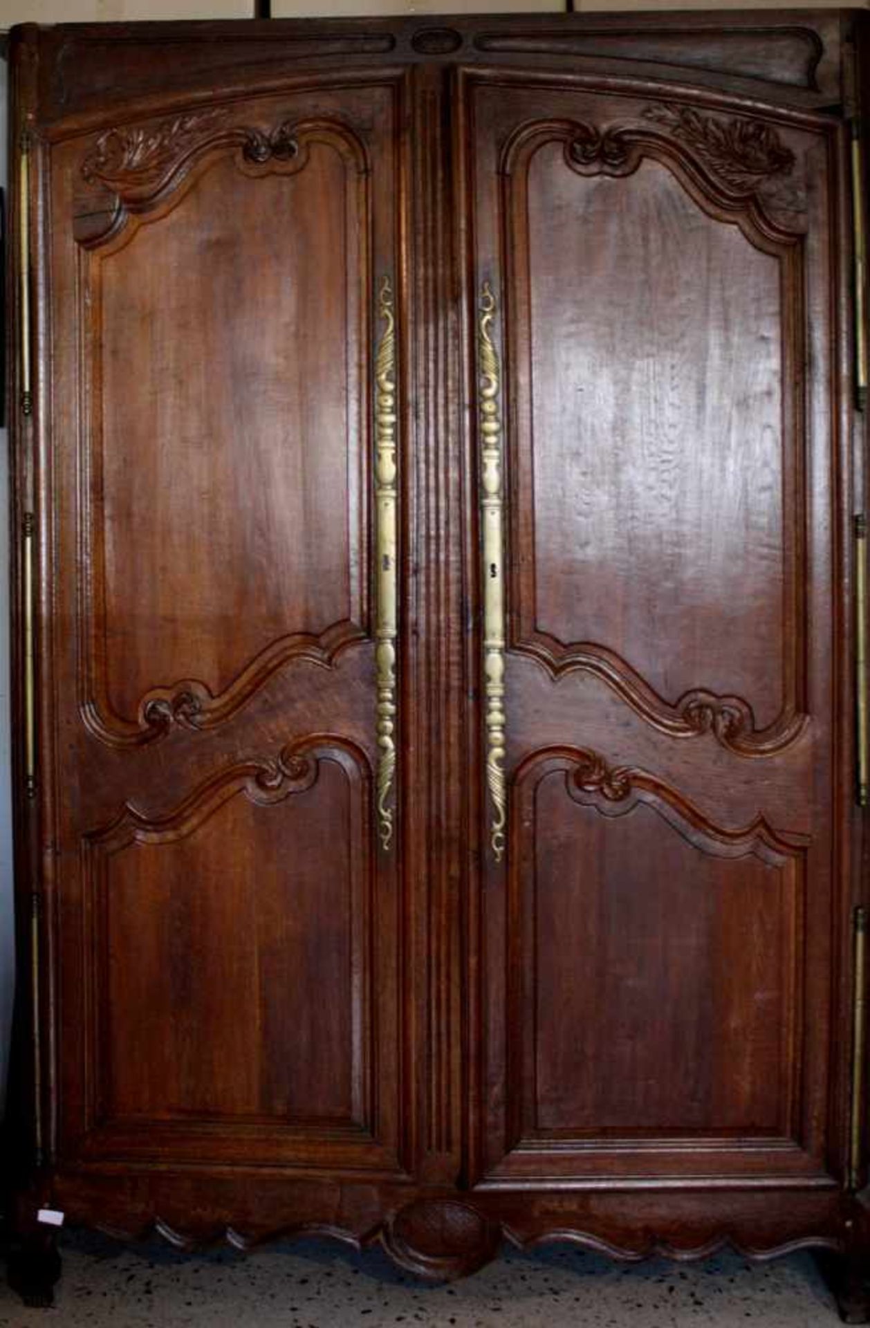 Lothringer Schrank, Frankreich 18. Jh.Eiche, Türen dekoriert mit Schnitzwerk, 2 Türen mit