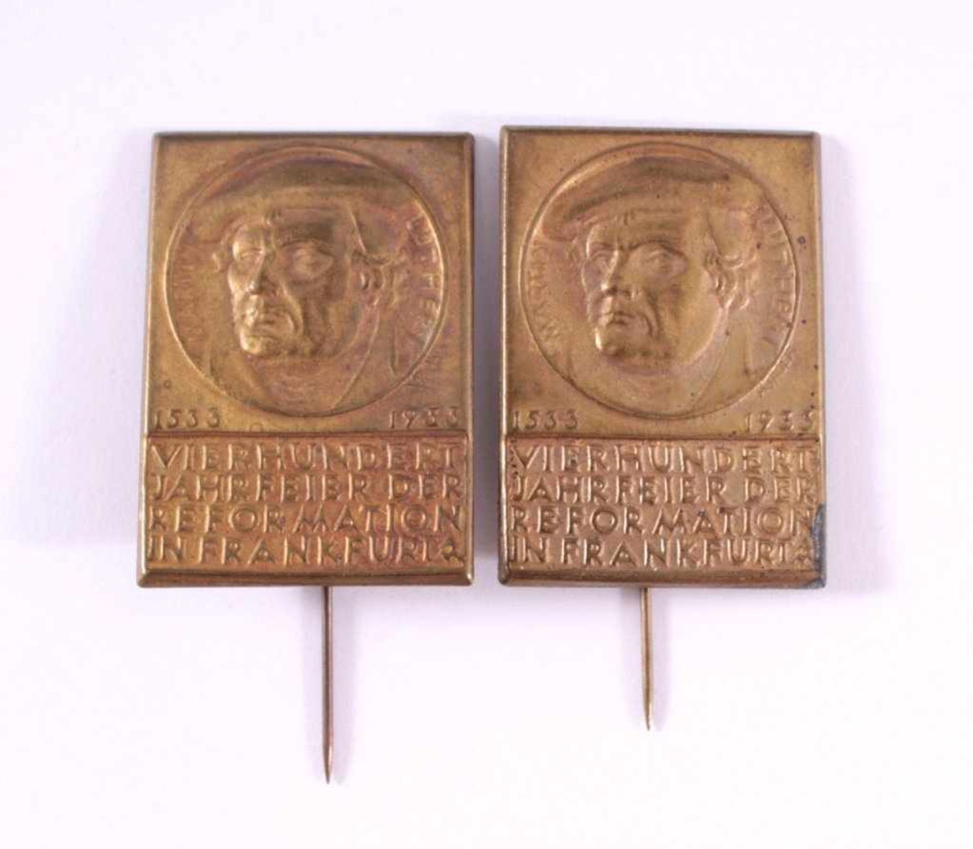 2 Anstecker 400 Jahre Reformation, Frankfurt 1933Jeweils an langer Nadel, ca. H- 5,2 cm