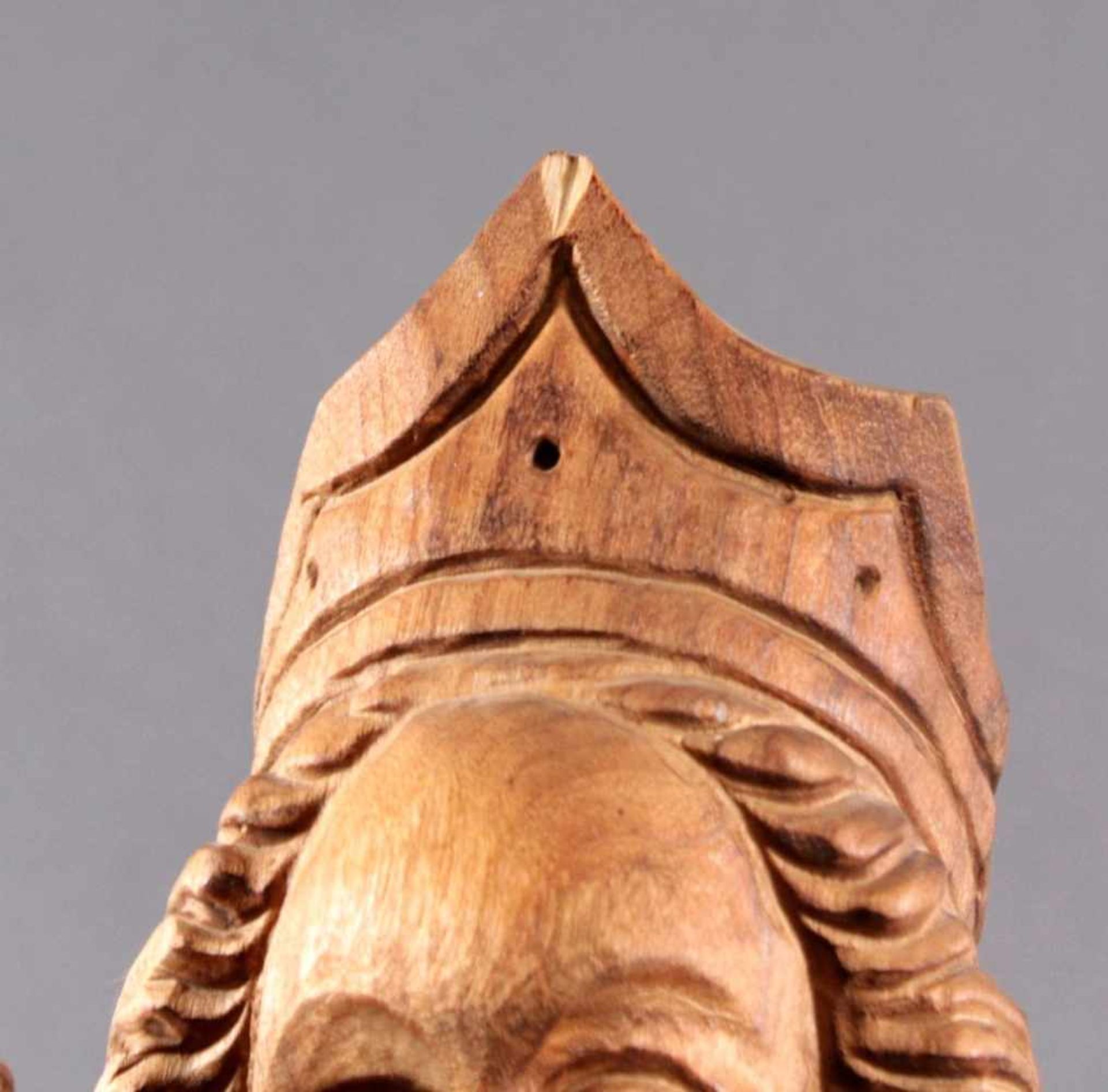 Holzskulptur, Madonna mit Kind und ZepterAus dem Vollholz geschnitzt, Zepter ist lose, ca. H- 77 cm - Bild 2 aus 3