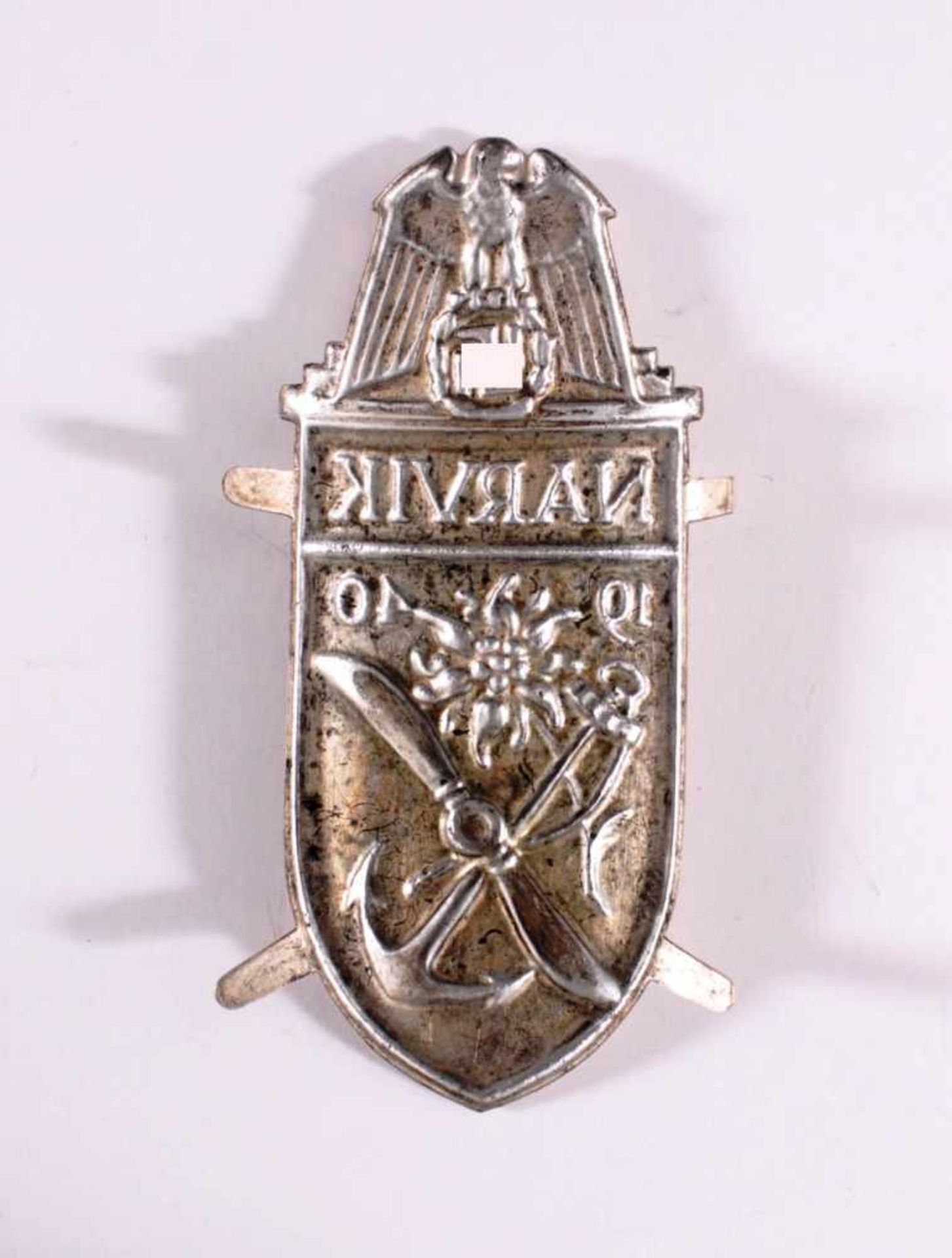 Ärmelschild, Narvik-Schild in SilberHohlprägung, 4 Splinte, sehr guter Zustand, ca. H- 9,1 cm - Bild 2 aus 2