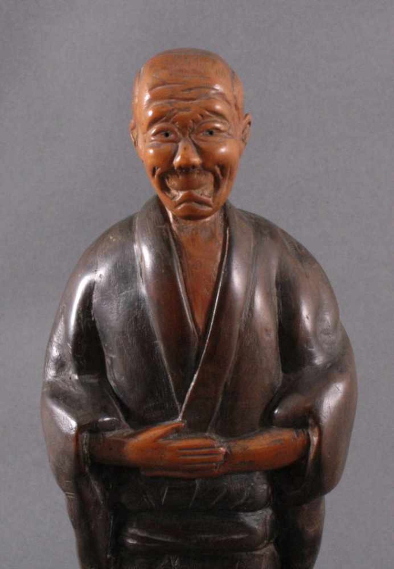 Holzfigur "Gelehrter", Japan um 1900Aus dem Vollholz plastisch geschnitzt und - Bild 2 aus 6