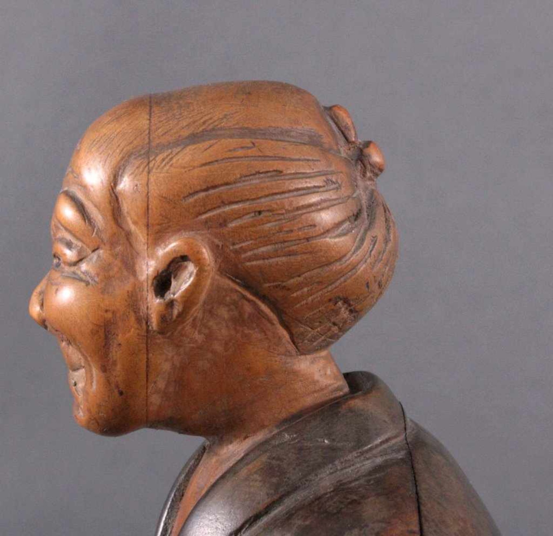 Holzfigur "Gelehrter", Japan um 1900Aus dem Vollholz plastisch geschnitzt und - Bild 6 aus 6