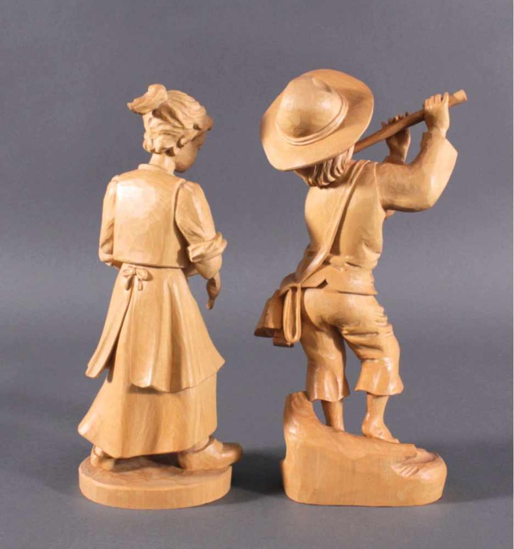2 Holz-Skulpturen, Flötenspieler und GänselieselAus Lindenholz plastisch geschnitzt, Flöte mittig - Bild 2 aus 2