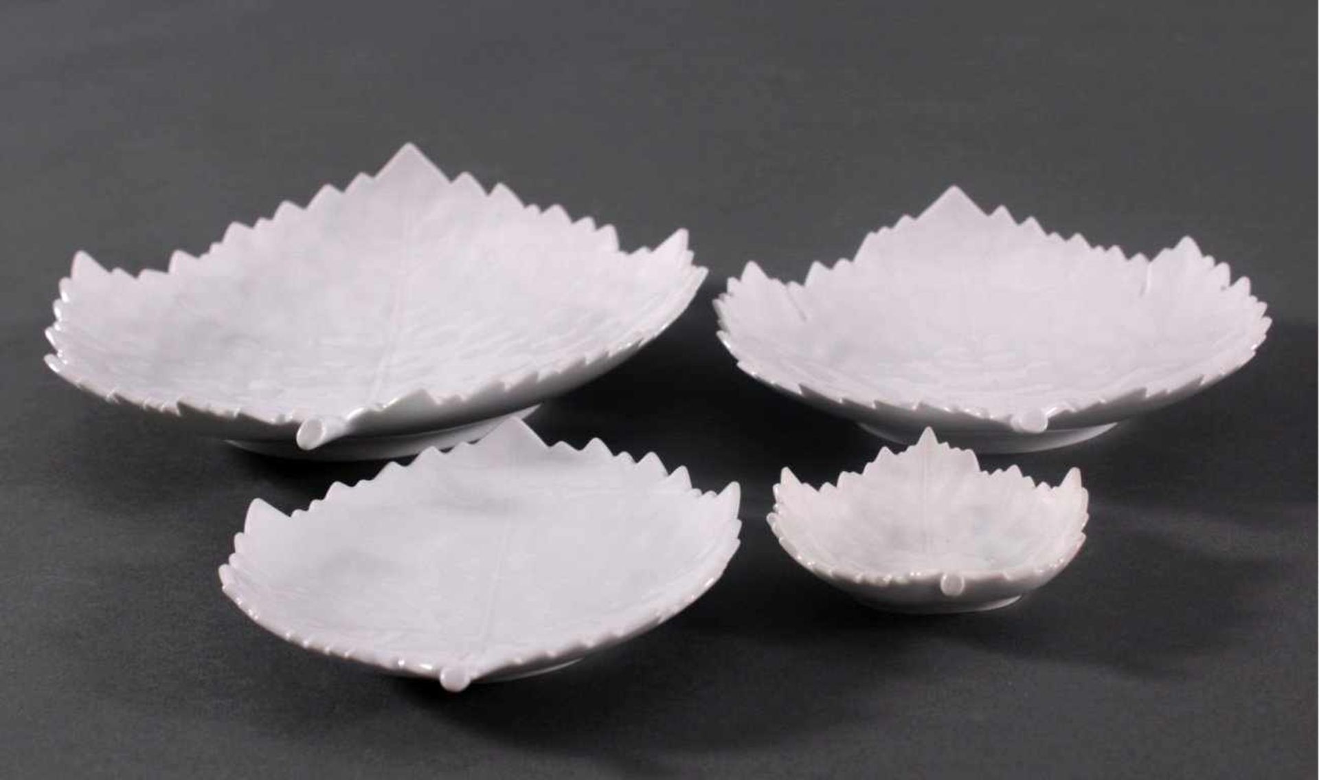 4 KPM Anbietschalen Blattformunterschiedliche Größen von ca. L- 8 cm bis 20,5 cm. WeißesPorzellan, - Bild 2 aus 3