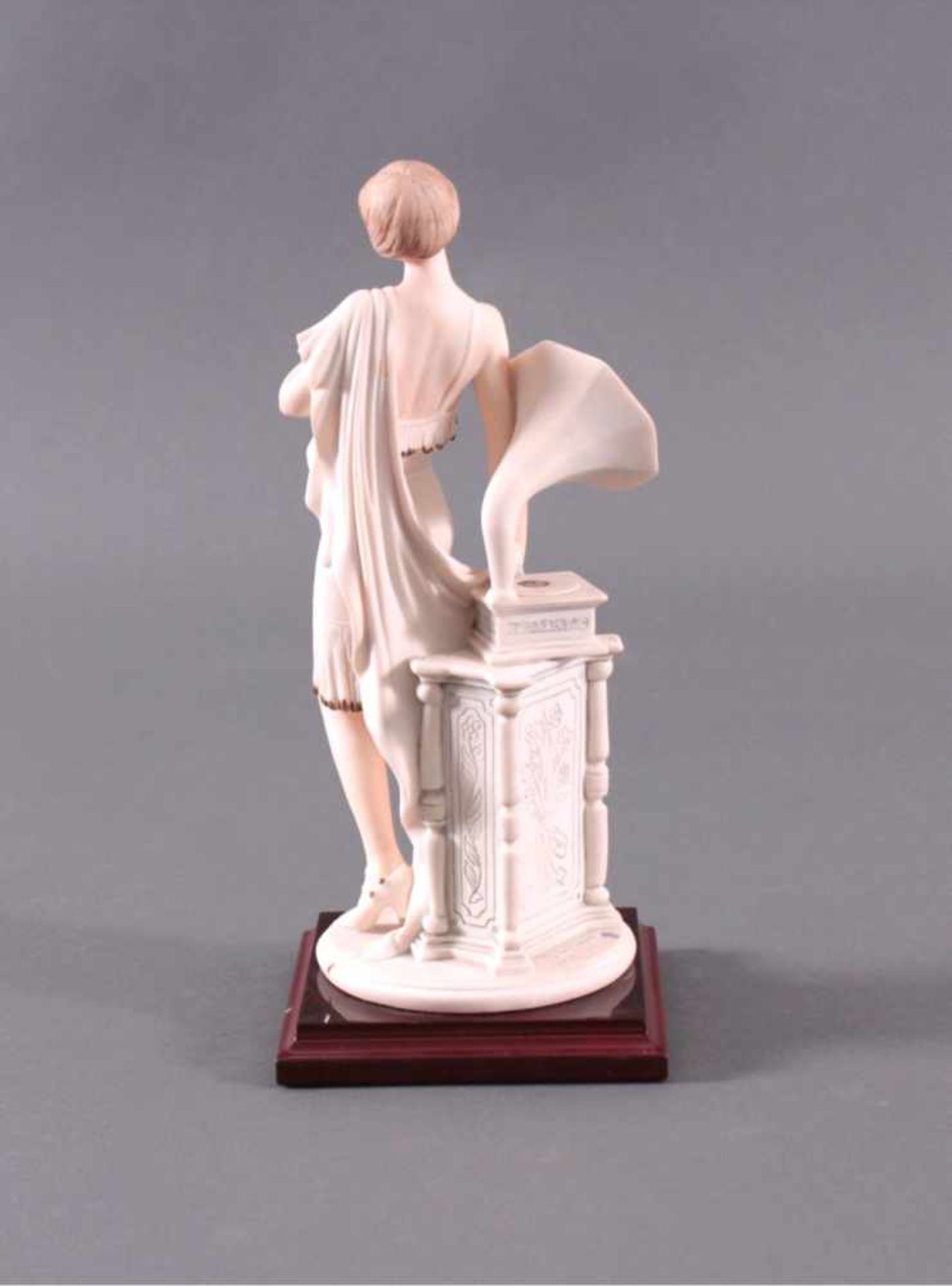 Giuseppe Armani- Figur "Dame mit Gramophon"Elfenbeinfarbene Masse auf der Plinthe vertieft - Bild 3 aus 7