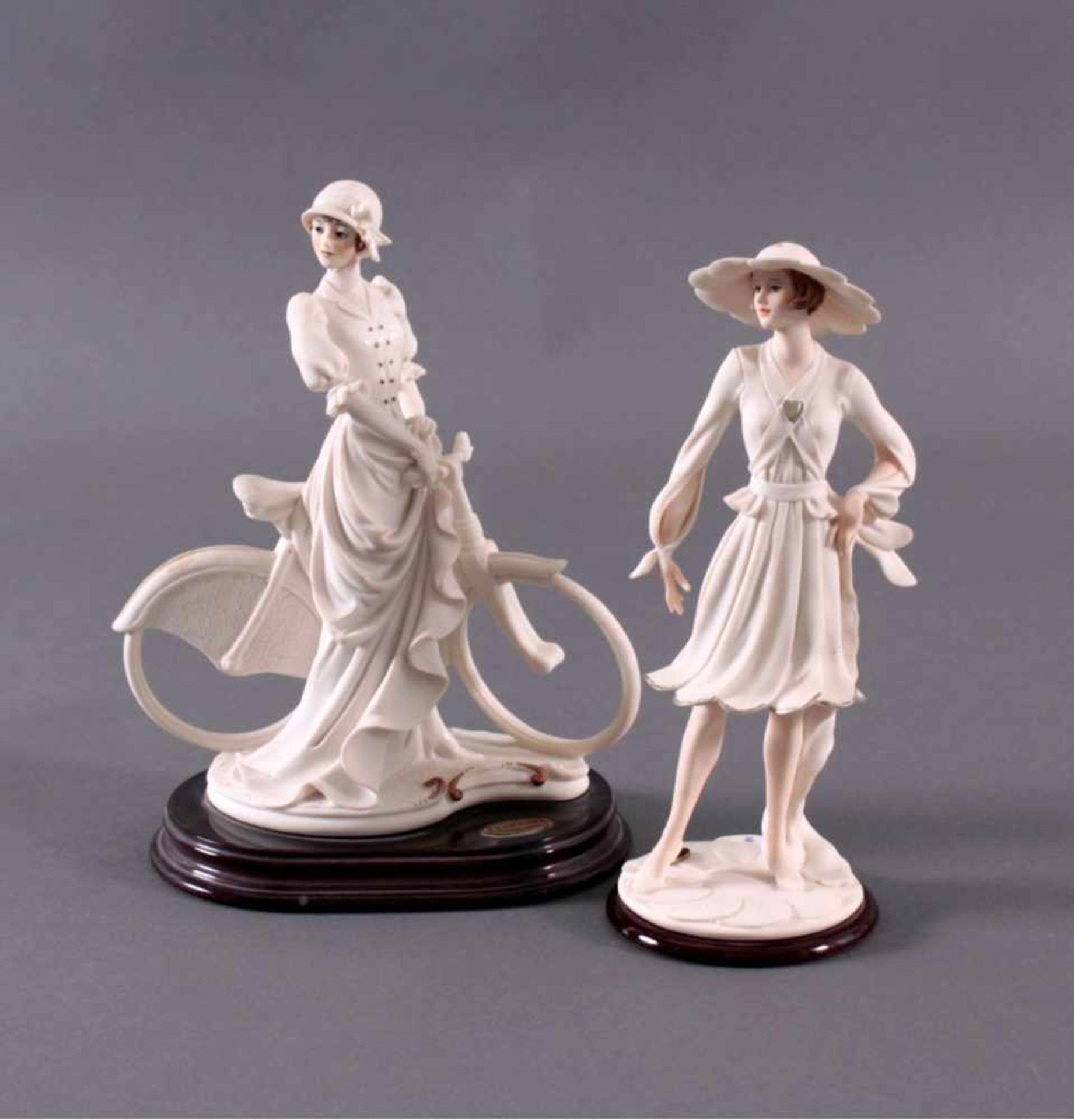 Giuseppe Armani- Figuren"Damen mit Fahrrad", "Dame mit Hut". Elfenbeinfarbene Masseauf der Plinthe