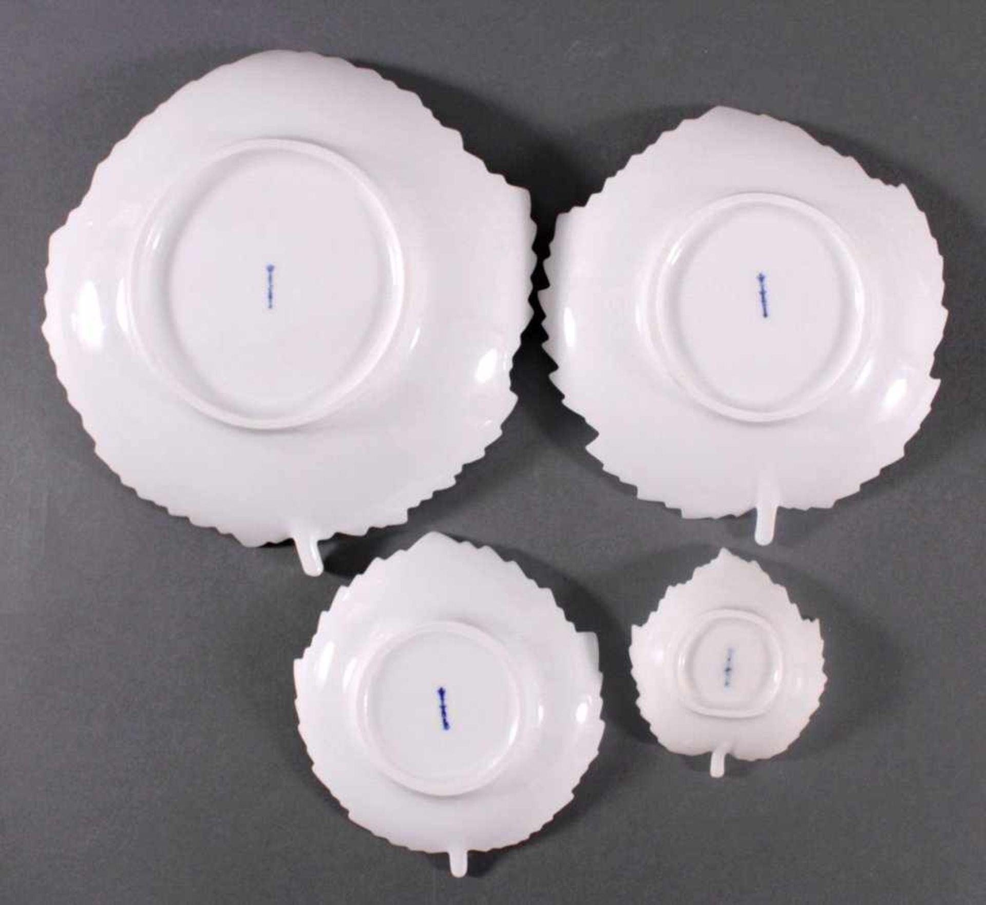 4 KPM Anbietschalen Blattformunterschiedliche Größen von ca. L- 8 cm bis 20,5 cm. WeißesPorzellan, - Bild 3 aus 3