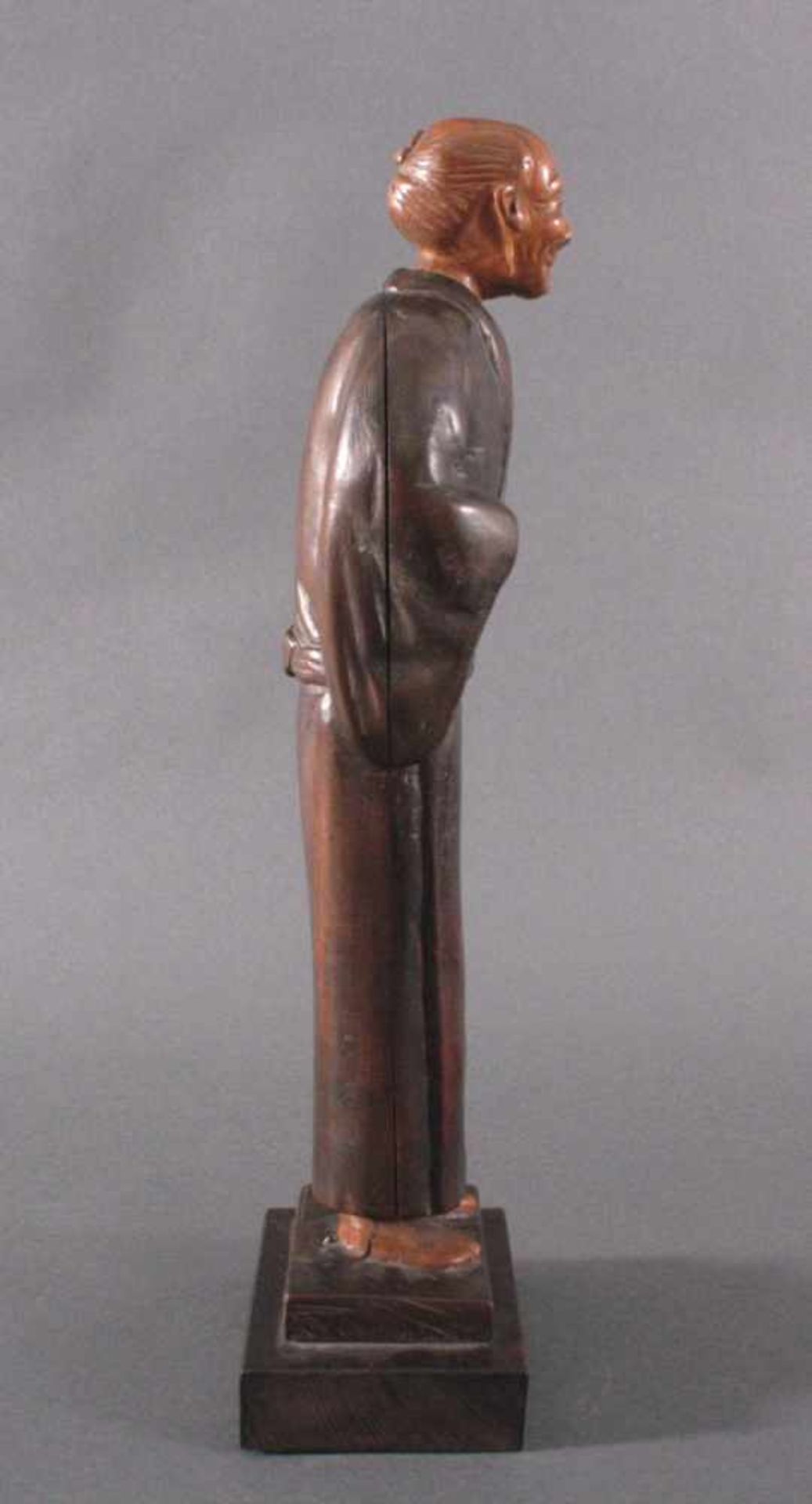 Holzfigur "Gelehrter", Japan um 1900Aus dem Vollholz plastisch geschnitzt und - Bild 3 aus 6