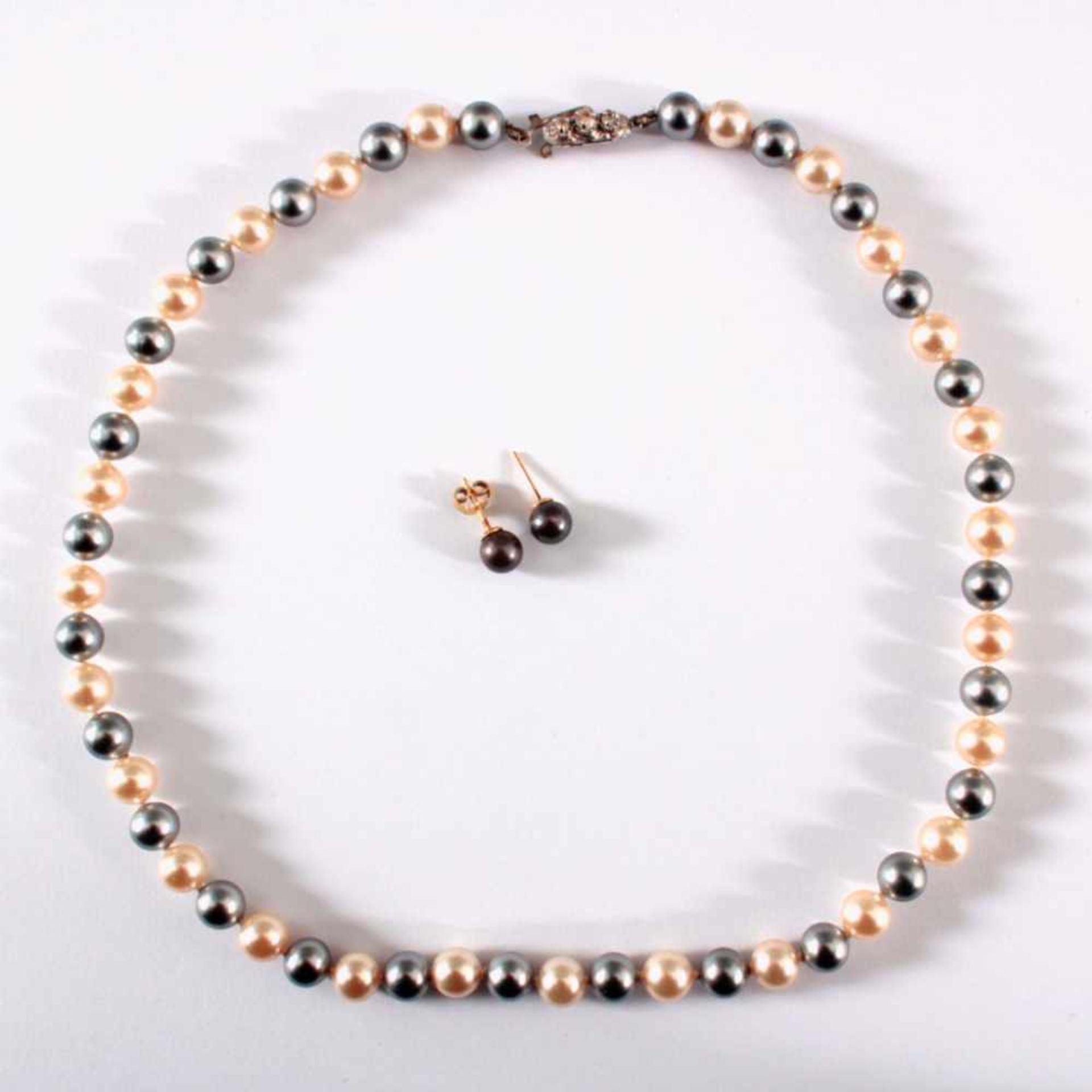 Perlenkette mit OhrsteckerAus weißen und silbergrauen Zuchtperlen (D- 0,8 cm) einzelngeknotet,
