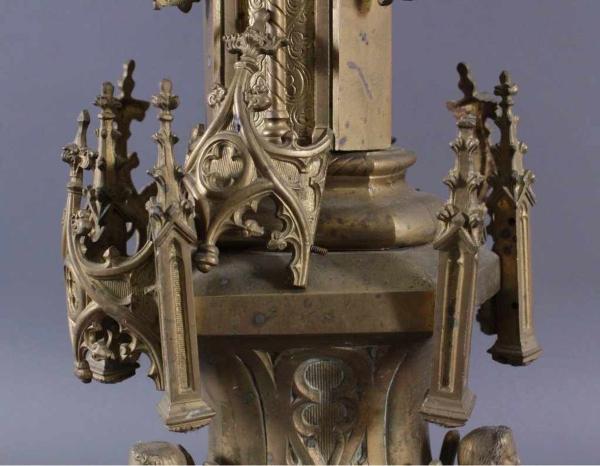 Großer Kirchenleuchter um 1900 aus BronzeReich profilierter Schaft, 1 Fehlteil, 1 Teil ist lose, - Bild 5 aus 7