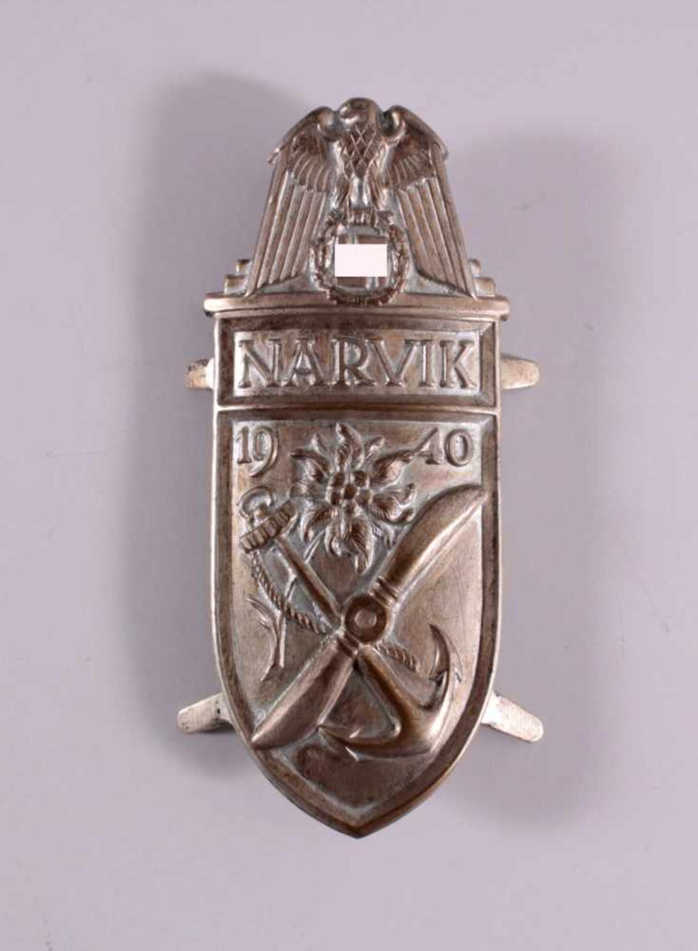 Ärmelschild, Narvik-Schild in SilberHohlprägung, 4 Splinte, sehr guter Zustand, ca. H- 9,1 cm