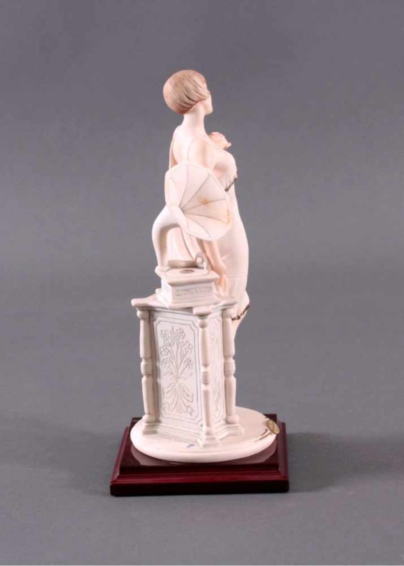 Giuseppe Armani- Figur "Dame mit Gramophon"Elfenbeinfarbene Masse auf der Plinthe vertieft - Bild 4 aus 7