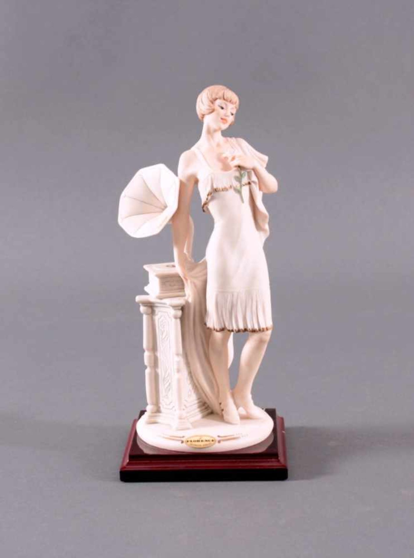 Giuseppe Armani- Figur "Dame mit Gramophon"Elfenbeinfarbene Masse auf der Plinthe vertieft