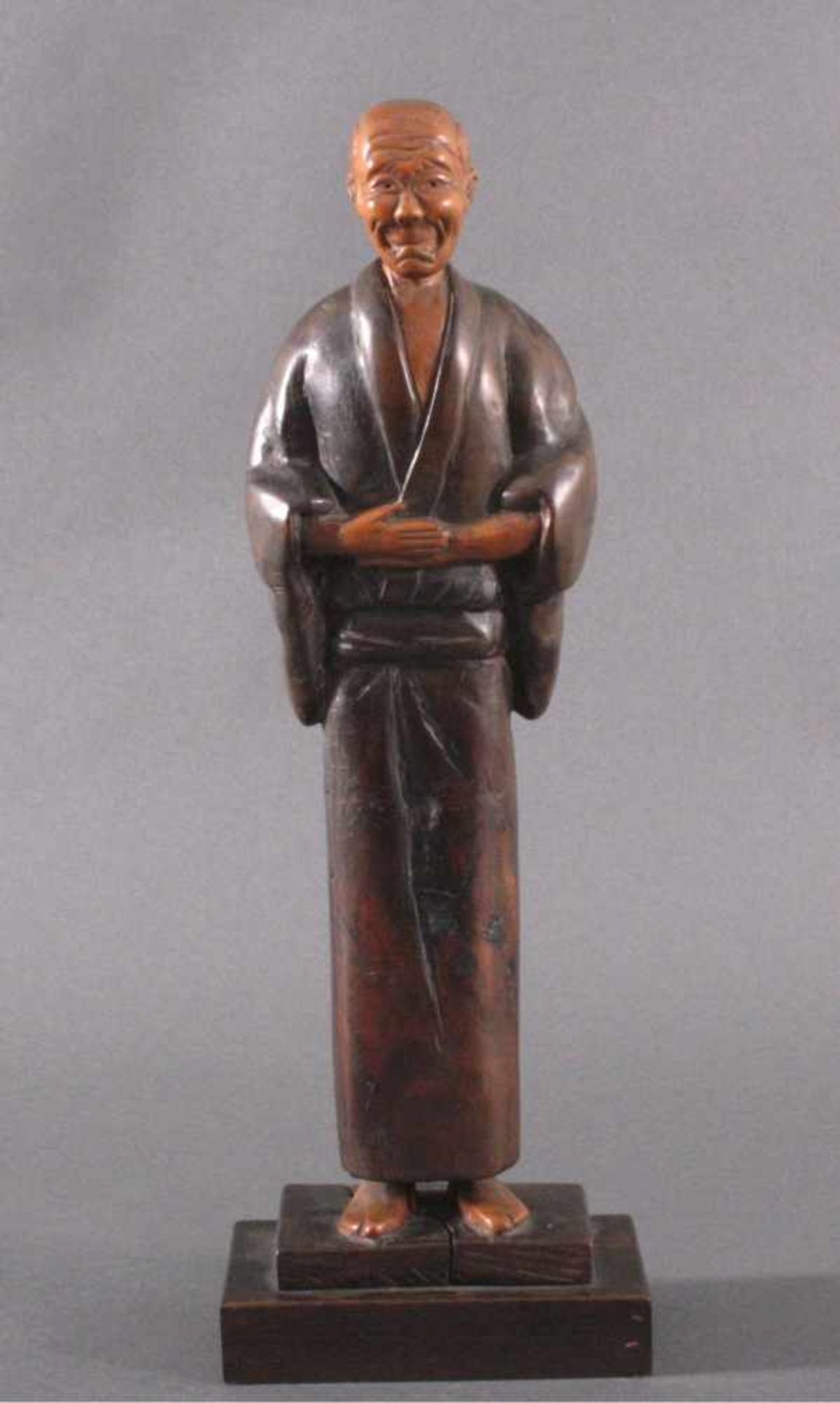 Holzfigur "Gelehrter", Japan um 1900Aus dem Vollholz plastisch geschnitzt und