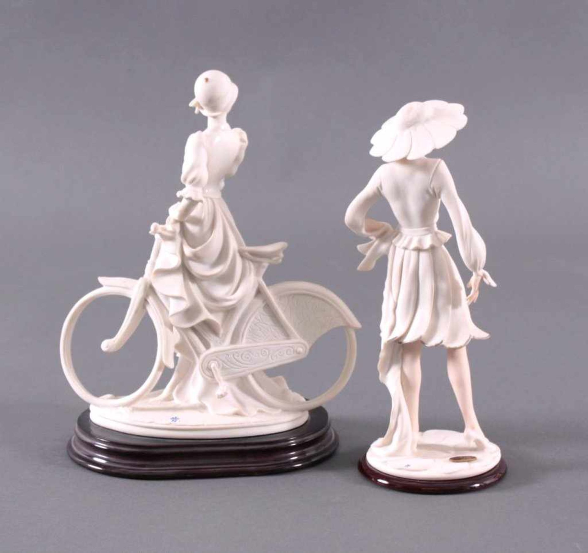 Giuseppe Armani- Figuren"Damen mit Fahrrad", "Dame mit Hut". Elfenbeinfarbene Masseauf der Plinthe - Bild 2 aus 4