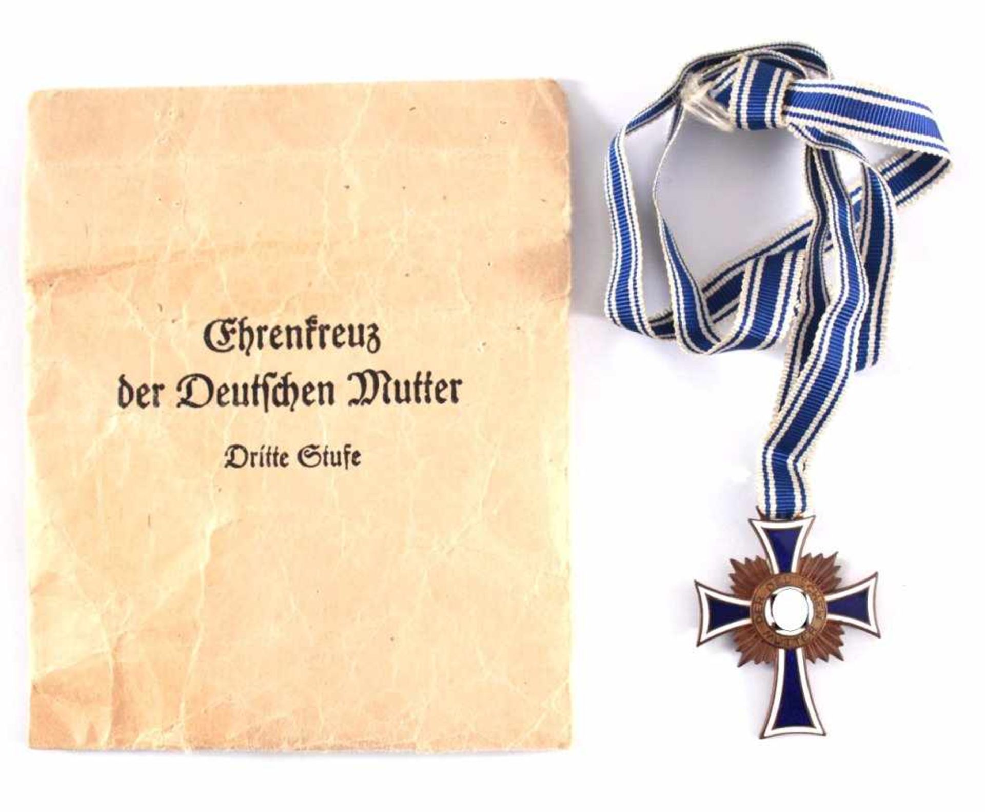 Ehrenkreuz der Mutter, Dritte StufeMutterkreuz an Band mit Verleihungstüte (diese seitlich undoben